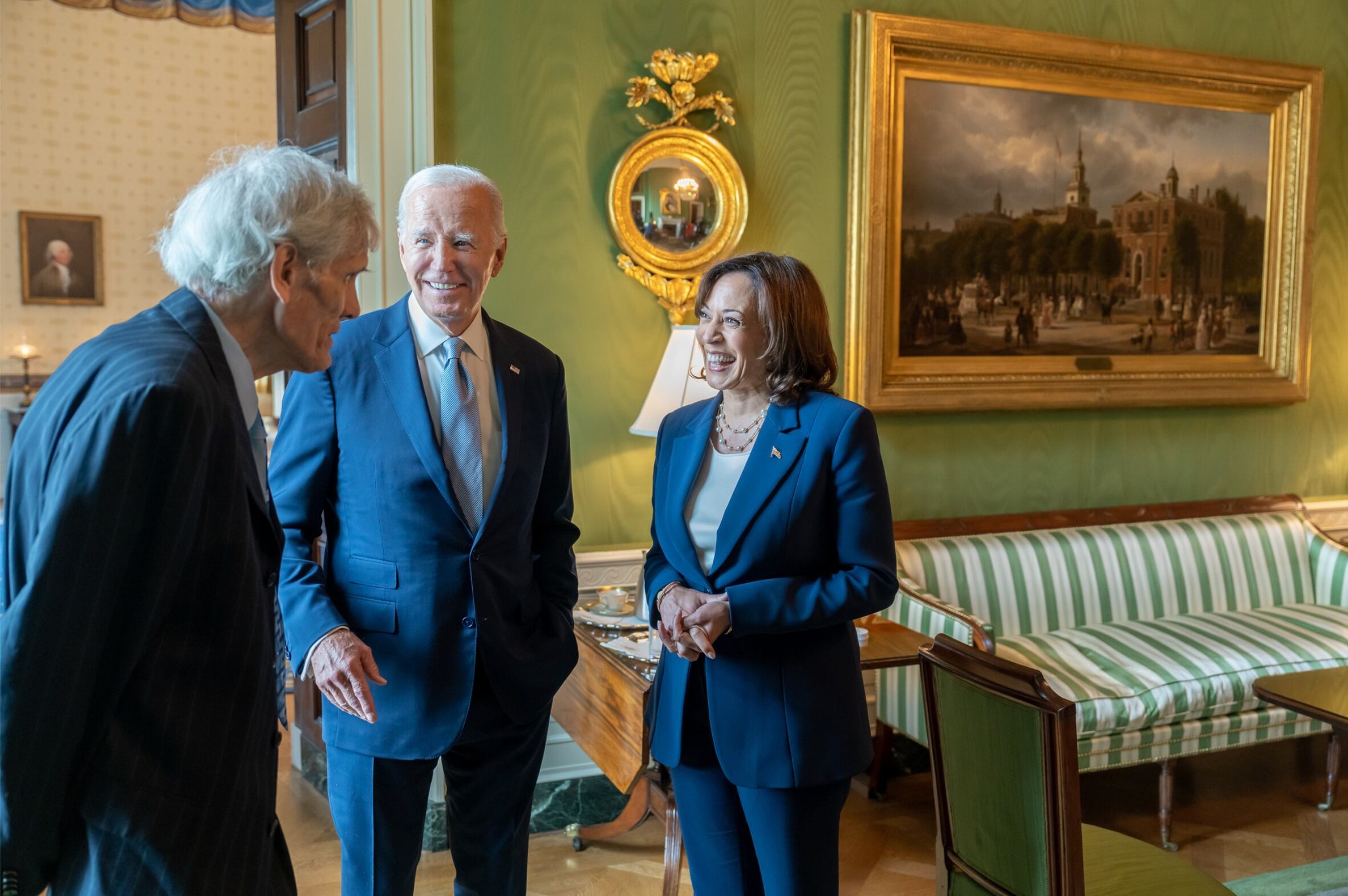 El presidente de Estados Unidos, Joe Biden, (centro) y la vicepresidenta Kamala Harris, junto a un beneficiario de los recortes en precios de medicinas durante una reunión celebrada la semana anterior. Este 15 de agosto, se cerró el acuerdo. Fotografía: Cortesía Casa Blanca
