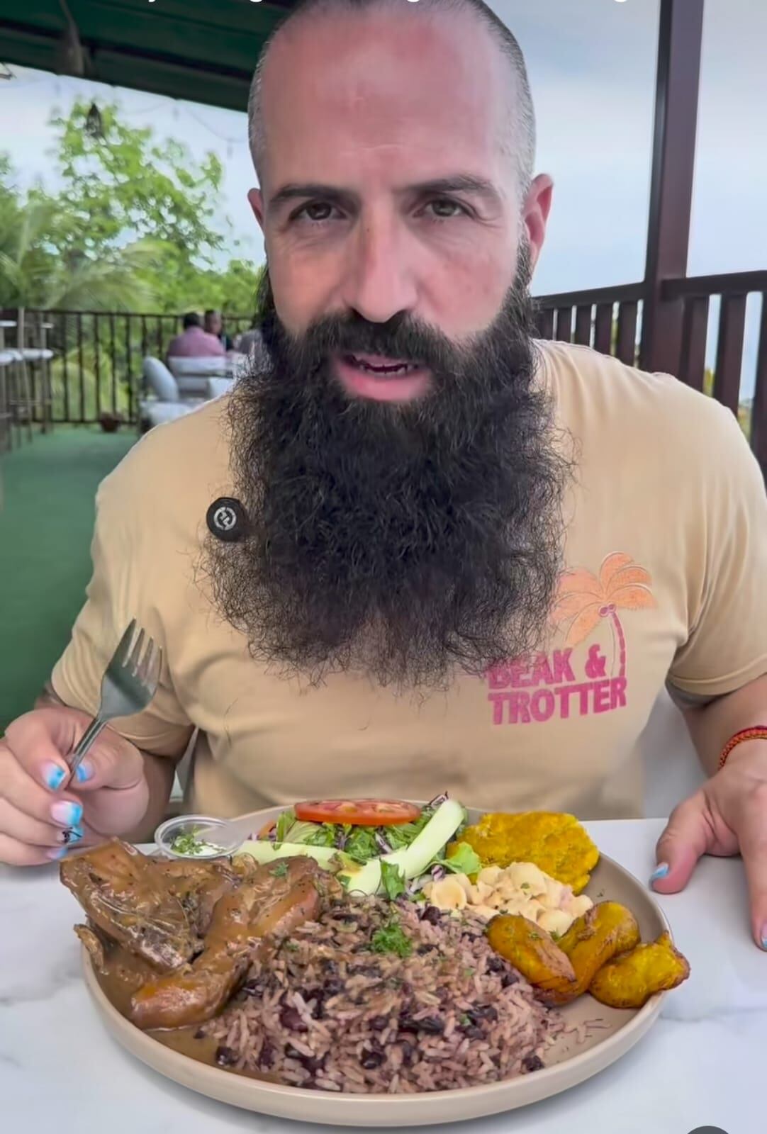 El influencer Joe Burgerchallenge comiendo rice and beans de Costa Rica.