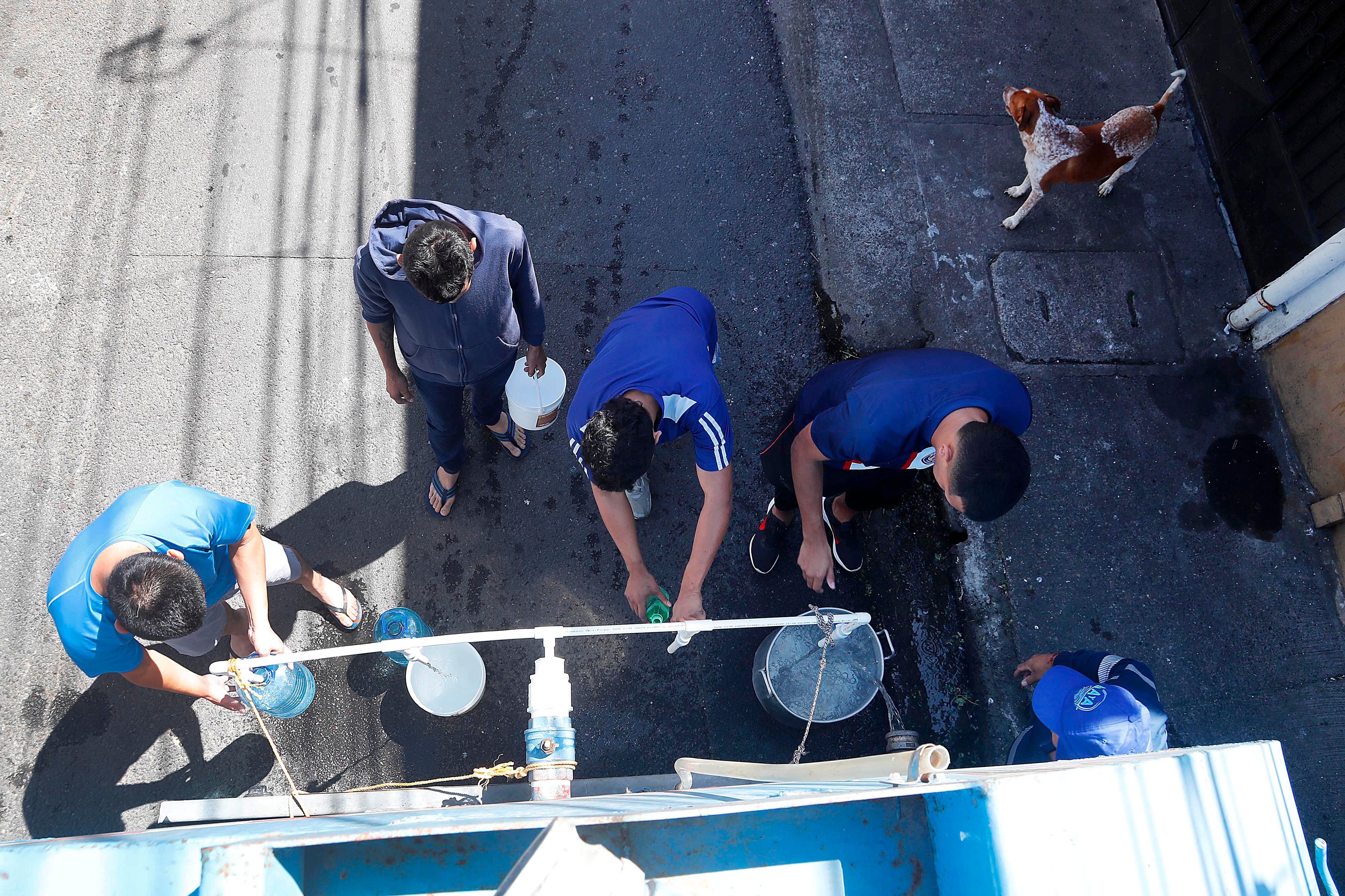 0/01/2024 Cinco Esquinas de Tibás, barrio San Gabriel Sur. Un camión cisterna contratado por Acueductos y Alcantarillados (AyA) repartió agua potable este martes por la mañana. Hombres, mujeres y niños de todas las edades se acercaron botellas, bidones, tarros y ollas para recoger agua ante la crisis que se vive por la contaminación del líquido con algún hidrocarburo hasta ahora desconocido. Foto: Rafael Pacheco Granados