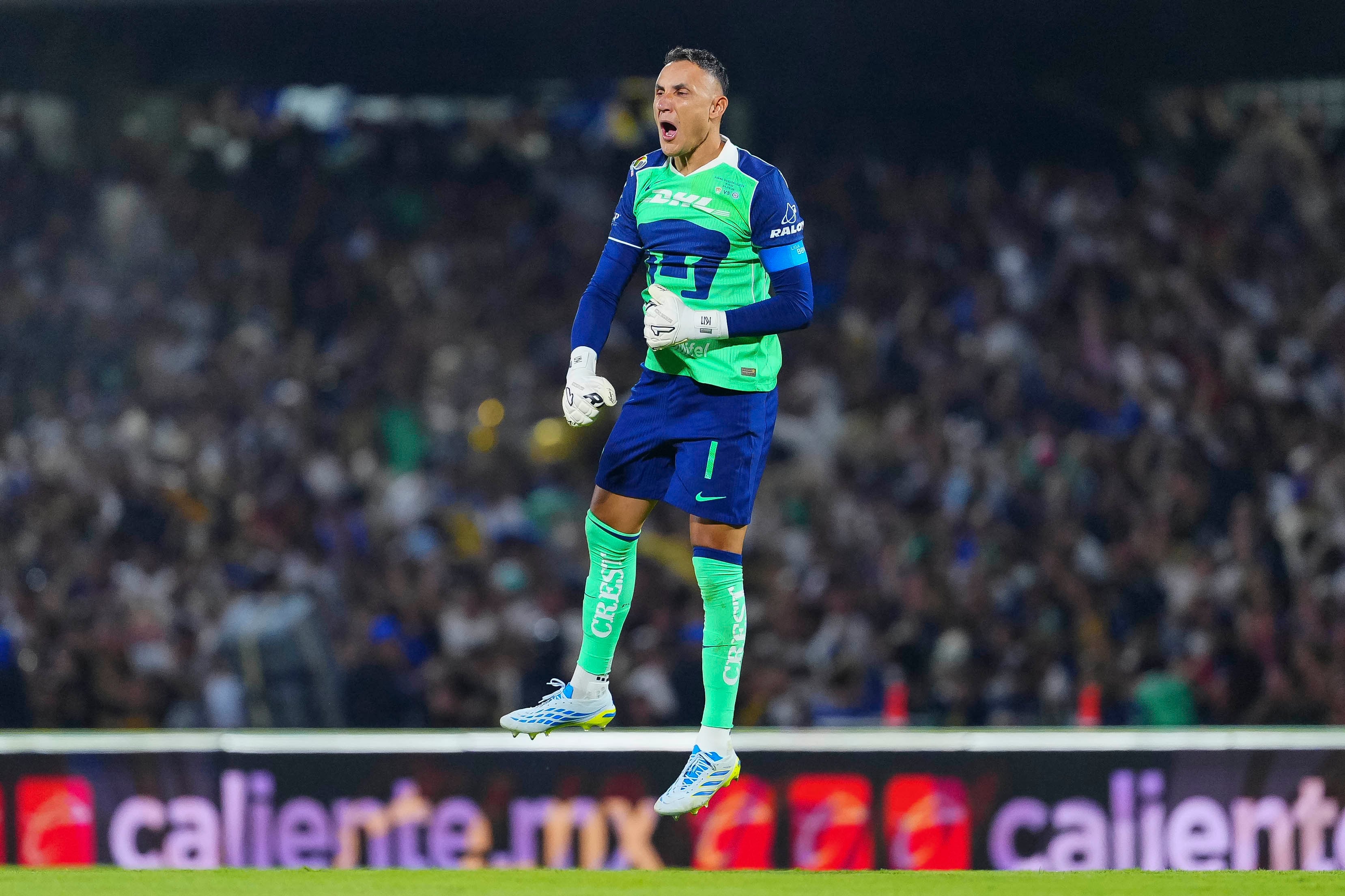 Keylor Navas celebró en grande el gol de Pumas ante Cruz Azul en la final del fútbol mexicano.