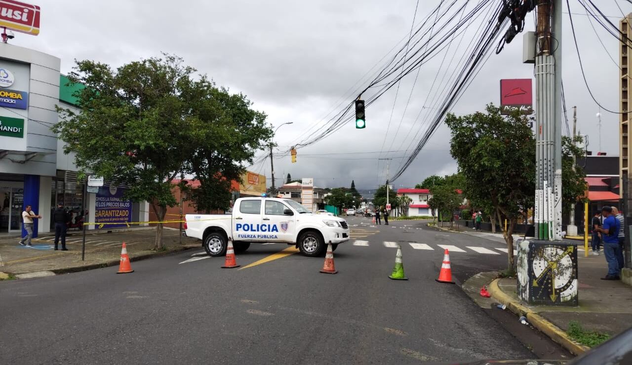El paso frente a la Pizza Hutt de Tibás quedó cerrado varias horas mientras la Policía Judicial realizaba las pesquisas. Foto: Hugo Solano.
