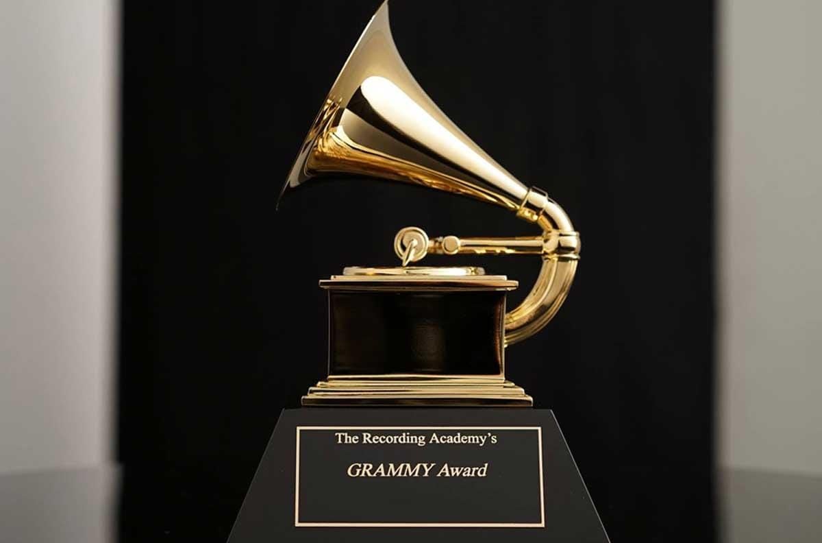 Imagen de un gramófono, premio de los Grammy 2025.