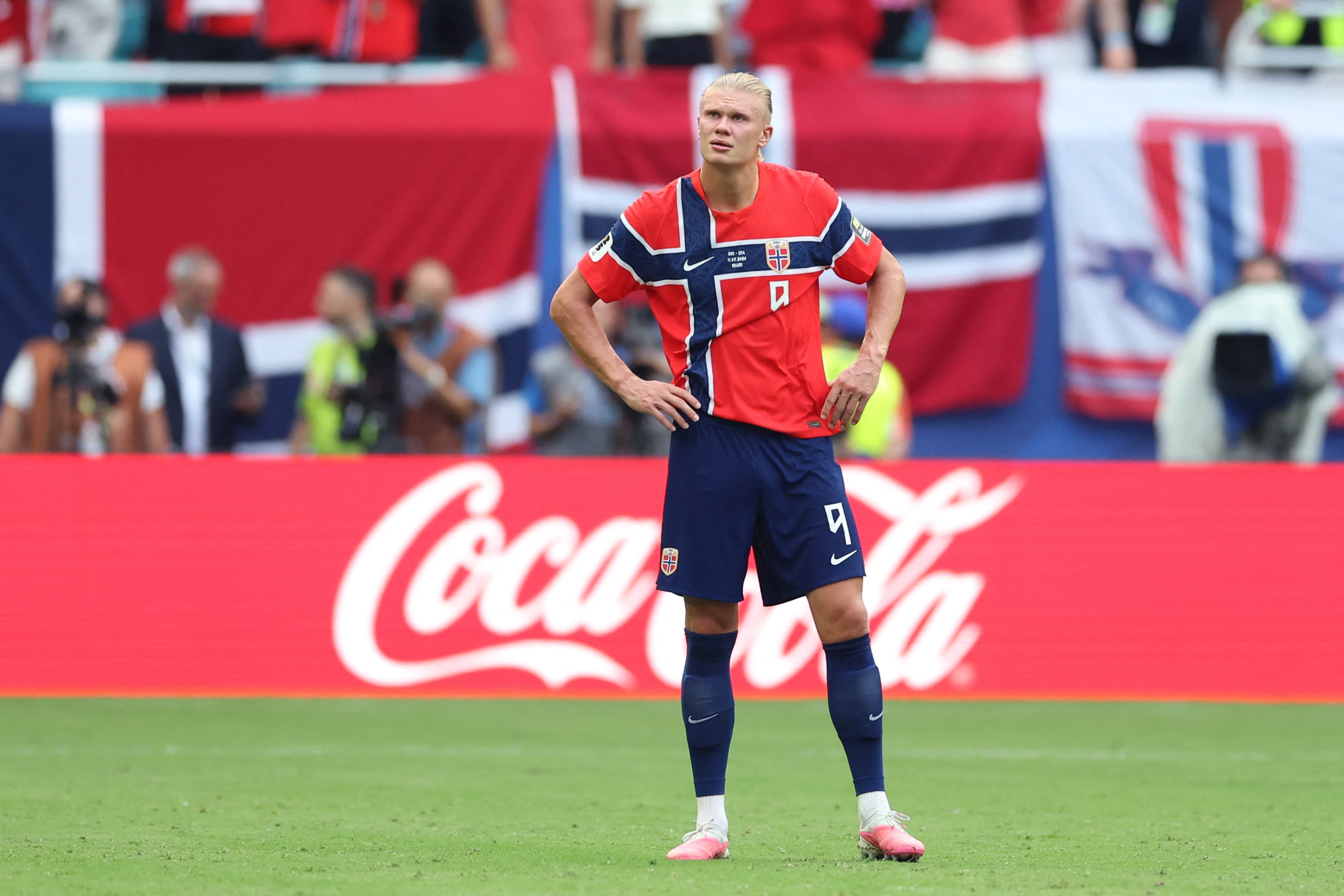 El delantero de Noruega #09 Erling Braut Haaland reacciona después de que el segundo gol de su selección fuera anulado tras una revisión del VAR durante el partido de cuartos de final de la Copa del Mundo de fútbol 2026 entre Noruega e Inglaterra, en el Miami Stadium, en Miami Gardens, el 11 de julio de 2026. (Foto: Patricia de Melo Moreira / AFP).