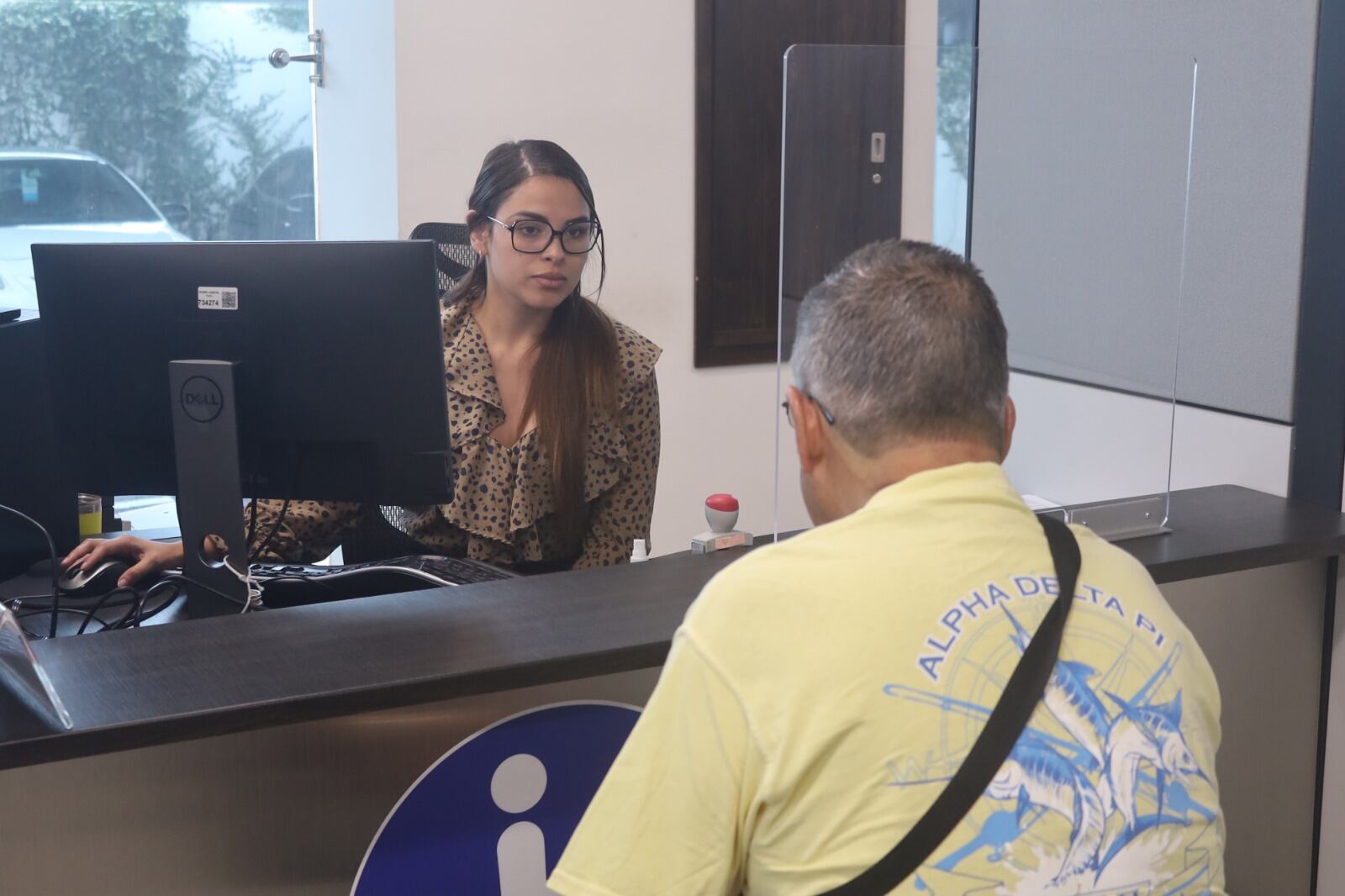 Mariane Castro Villalobos, funcionaria de la Secretaría de la Sala Constitucional, en la sede donde se gestionan los recursos de amparo.