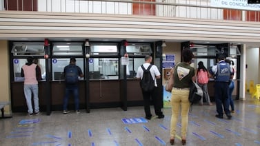 Citas para ‘apostillado el mismo día’: un hombre las ofrece en la acera del Poder Judicial... y nada pasa