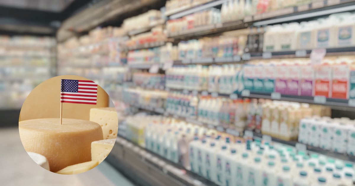 Fotocomposición de una góndola de supermercados con lácteos con una imagen difuminada y un ilustración generada en IA de quesos con una bandera de Estados Unidos.