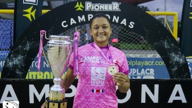 Educadora física viaja hasta 14 horas para cumplir su sueño en el fútbol playa