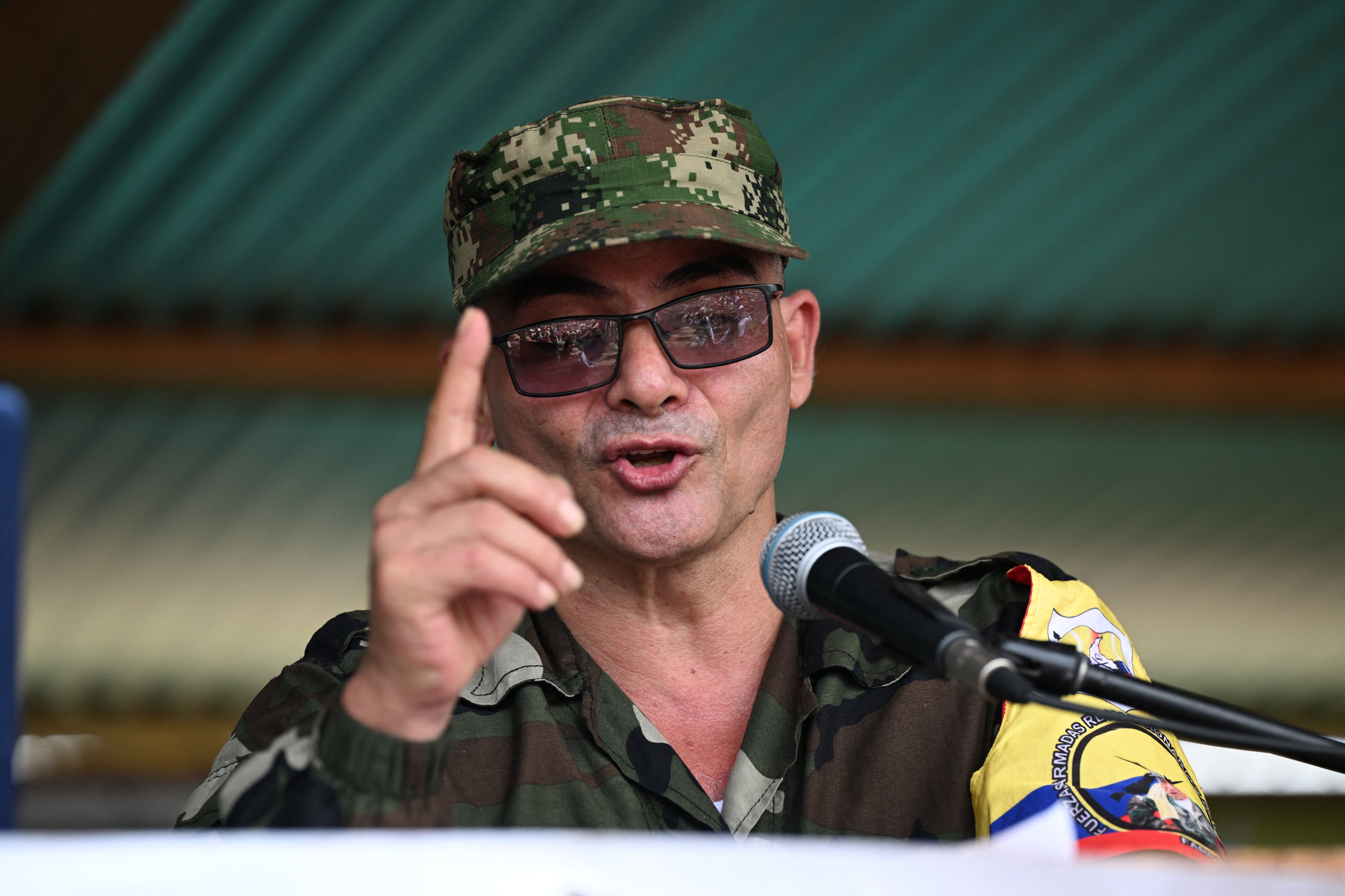 El máximo comandante disidente de las FARC-EP, alias Iván Mordisco (C), habla durante una reunión con comunidades locales en San Vicente del Caguan, departamento de Caquetá, Colombia, el 16 de abril de 2023. Francotirador, fabricante de bombas y rebelde implacable: Iván Mordisco, el guerrillero más buscado de Colombia, desafía las próximas elecciones presidenciales del 31 de mayo de 2026 con el peor ataque contra civiles en décadas.