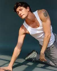 Actor de Netflix, Barton Cowperthwaite, contó que le detectaron un cáncer cerebral