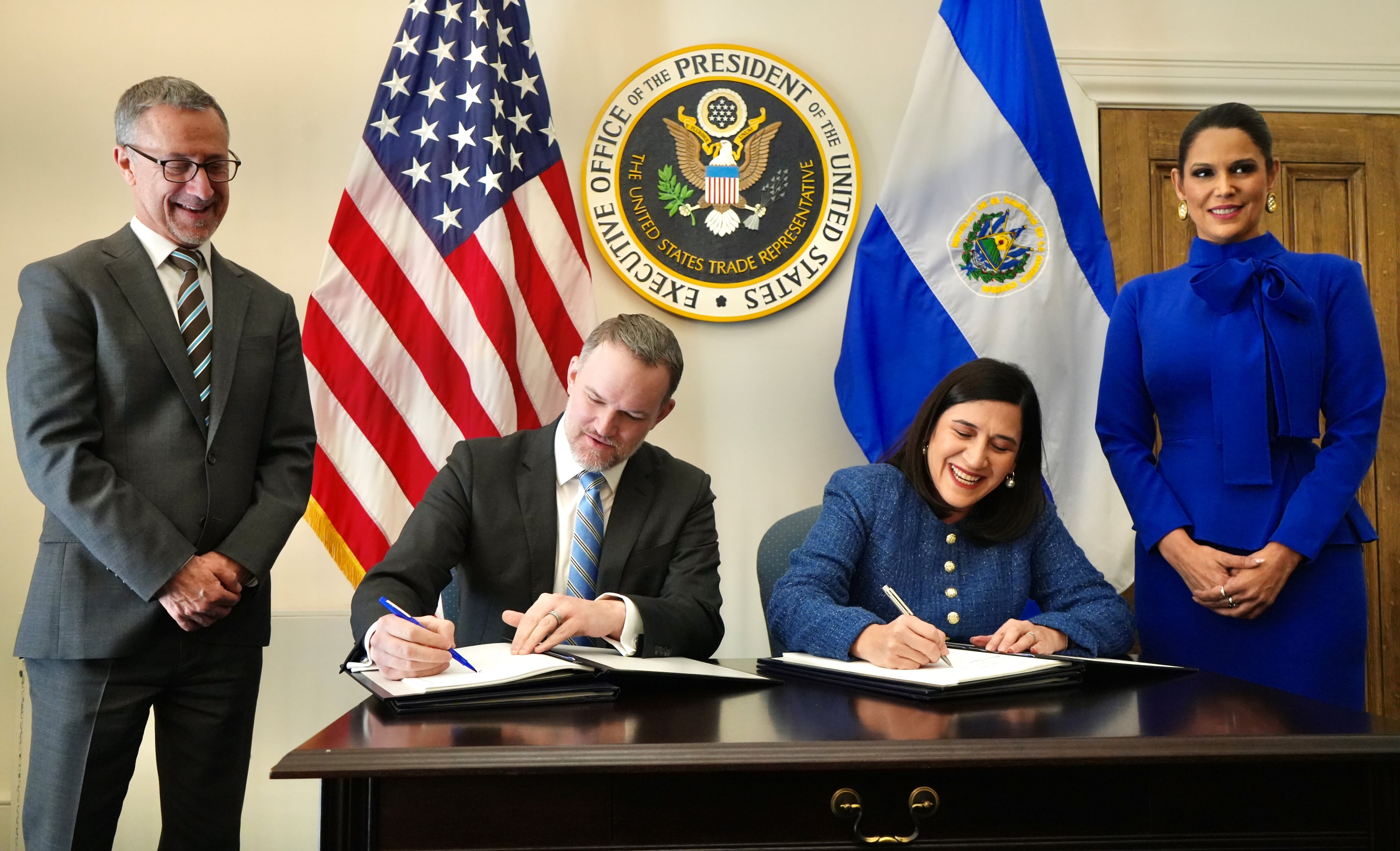 El Representante Comercial de los Estados Unidos, Jamieson Greer y la ministra de Economía de El Salvador, María Luisa Hayem, firmaron el Acuerdo sobre Comercio Recíproco entre los Estados Unidos y El Salvador el 29 de enero.