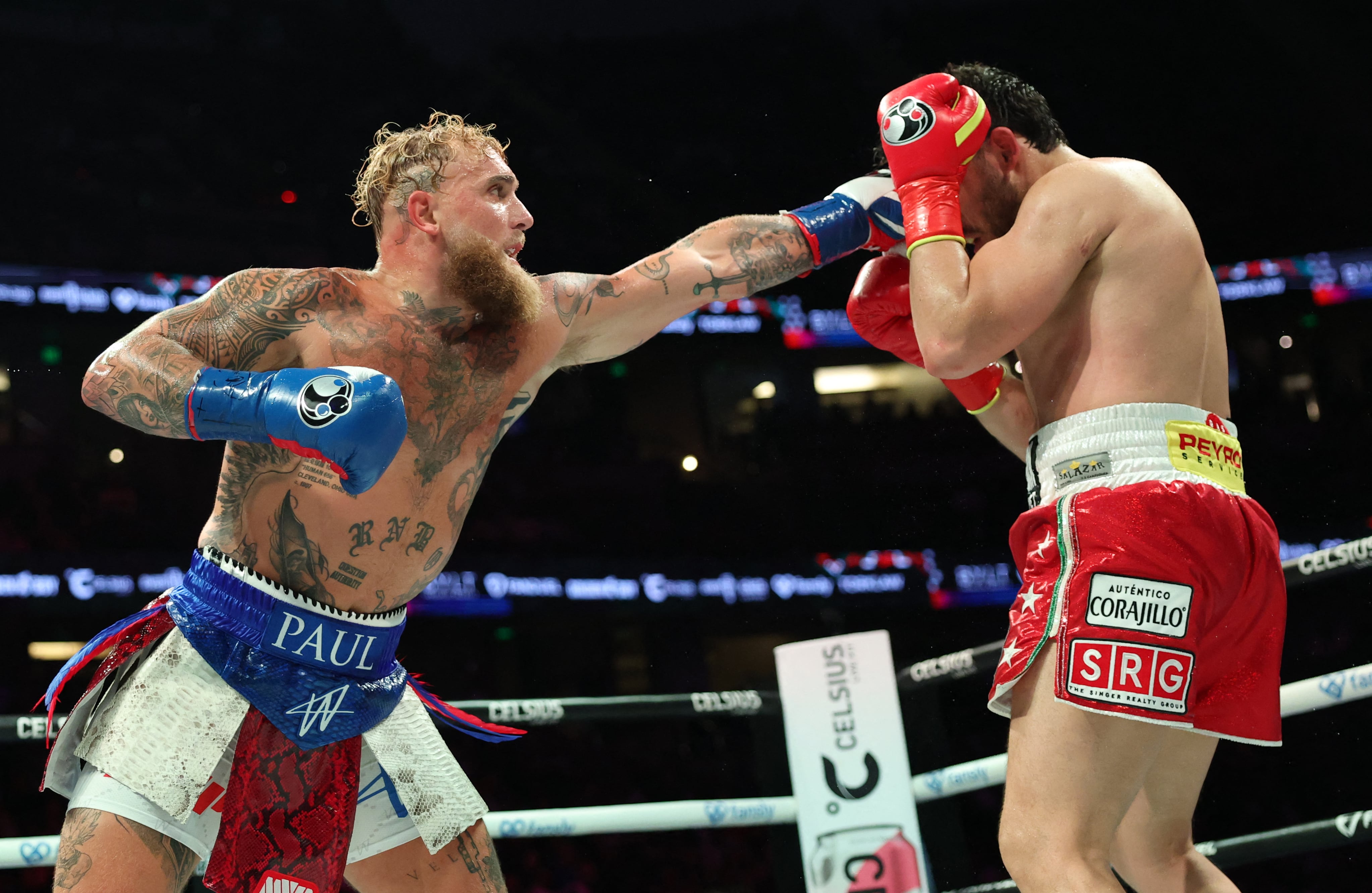 El estadounidense Jake Paul (izquierda) y el mexicano Julio César Chávez Jr. pelean durante su combate de boxeo en peso crucero en el Honda Center de Anaheim, California, el 28 de junio de 2025. (Foto: Patrick T. Fallon / AFP)
