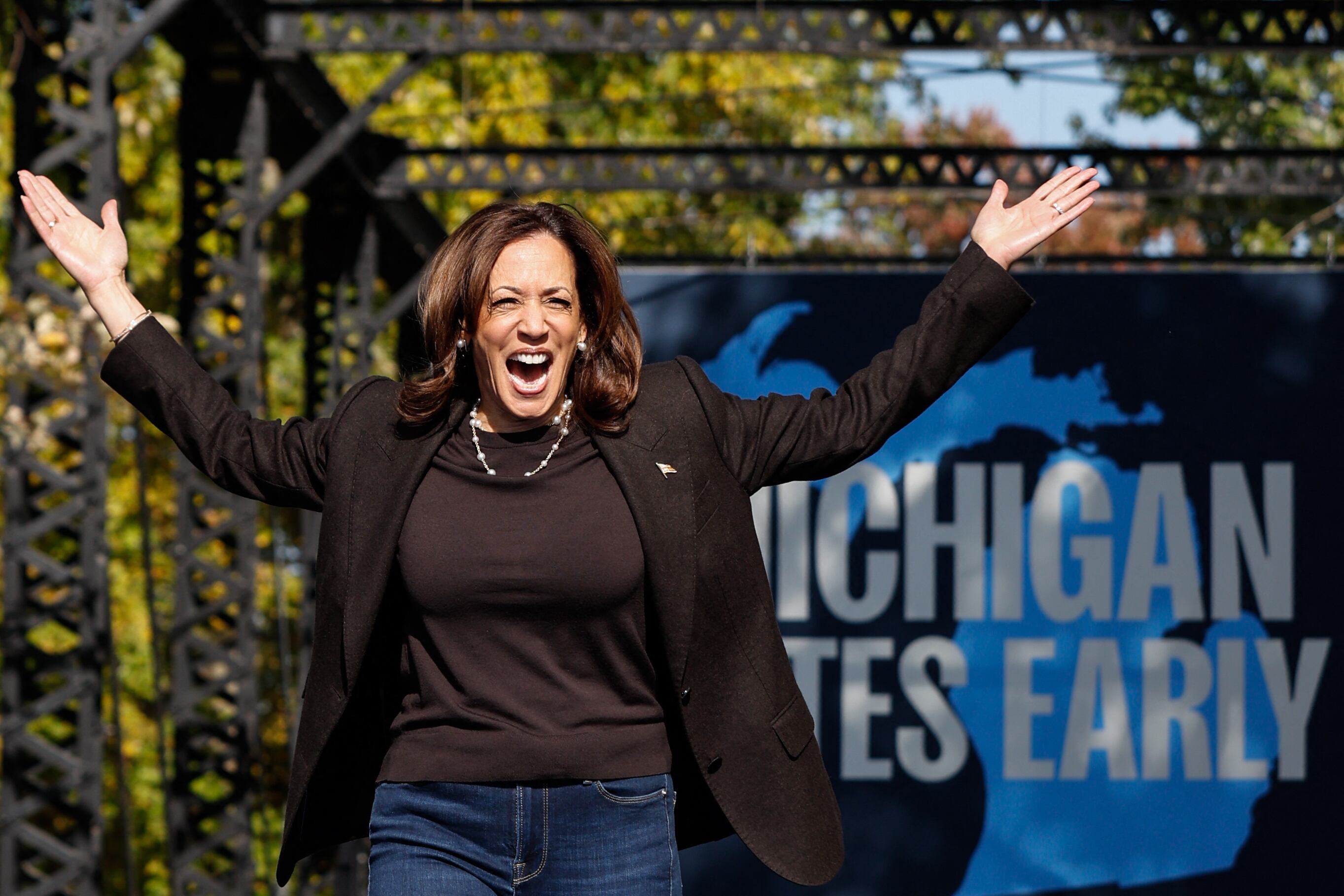 La vicepresidenta de Estados Unidos y candidata presidencial demócrata, Kamala Harris, llega al escenario durante un mitin de campaña en Riverside Park, en Grand Rapids, Michigan, el 18 de octubre de 2024. (Foto por KAMIL KRZACZYNSKI / AFP)