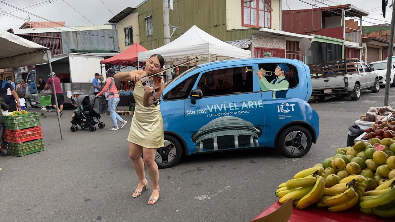 Jenifer Rojas interpreta música costarricense en parques y bulevares de distintos cantones josefinos.