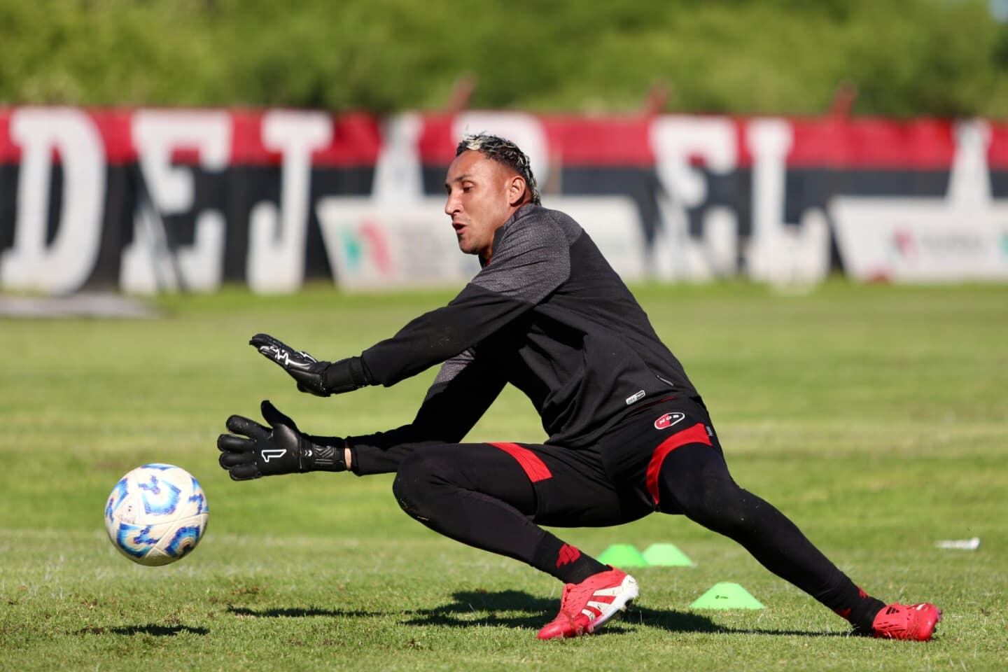 El portero del Newell’s Old Boys Keylor Navas volverá a las canchas este lunes, para seguir su camino en la liga argentina. Foto tomada de Facebook NOB.