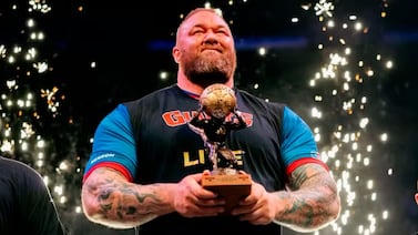 La absurda dieta de 10.000 calorías con la que famoso actor levantó 510 kg y rompió récord mundial