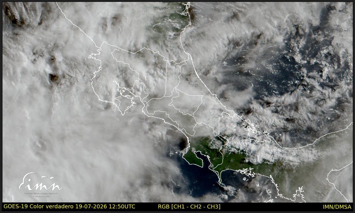 El satélite GOES-19 del Instituto Meteorológico Nacional (IMN) muestra un cielo muy nublado sobre gran parte de Costa Rica la mañana de este domingo 19 de julio. Solo el extremo sur del Pacífico Sur presenta poca nubosidad. El IMN reporta lluvias débiles a moderadas en las montañas de Limón y la zona norte, además de lloviznas en el Gran Área Metropolitana.