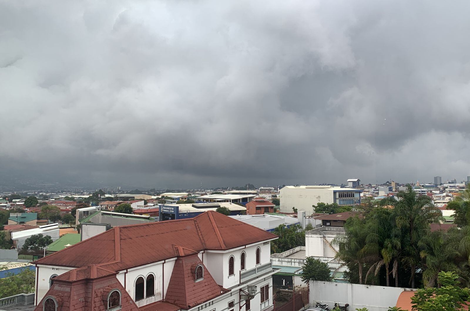 Este lunes las 3 p.m. desde la ciudad de San José se notaban las nubes de lluvia que caía en sectores del oeste. El IMN prevé aguaceros similares el martes. Foto: Cortesía María José Solano.