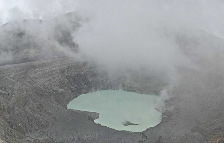 Este 24 de agosto poco antes de las 10 a. m. se disipó la nubosidad en el cráter. La apertura hacia la laguna Botos el año entrante será un atractivo adicional. Foto: Ovsicori.