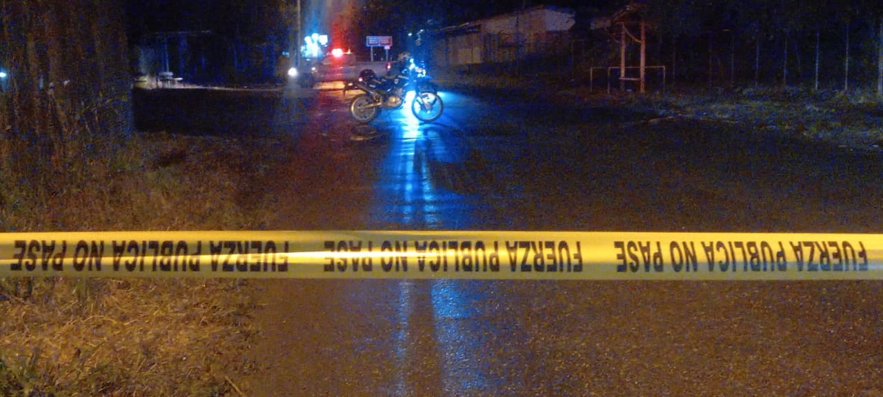 El carro baleado y la víctima quedaron frente al Instituto de Educación Clodomiro Picado en Angostura, de Pavón, Turrialba. Foto: Keyna Calderón.
