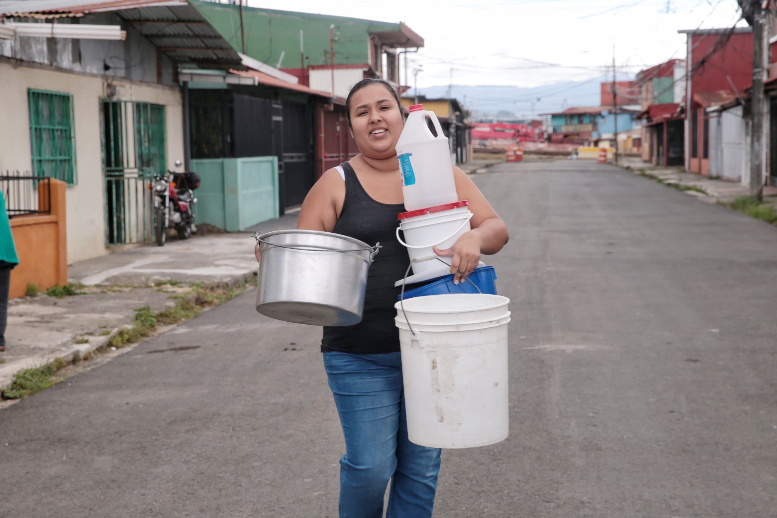 26/01/2024/ Contaminación del agua en Tibás, Moravia Guadalupe afecta a vecinos y comercio, funcionarios del A&A suministran agua en Calle Blancos / foto John Durán