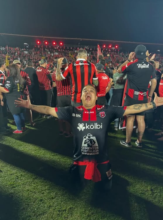 Choché Romano celebró por todo lo anto el gane del club rojinegro.