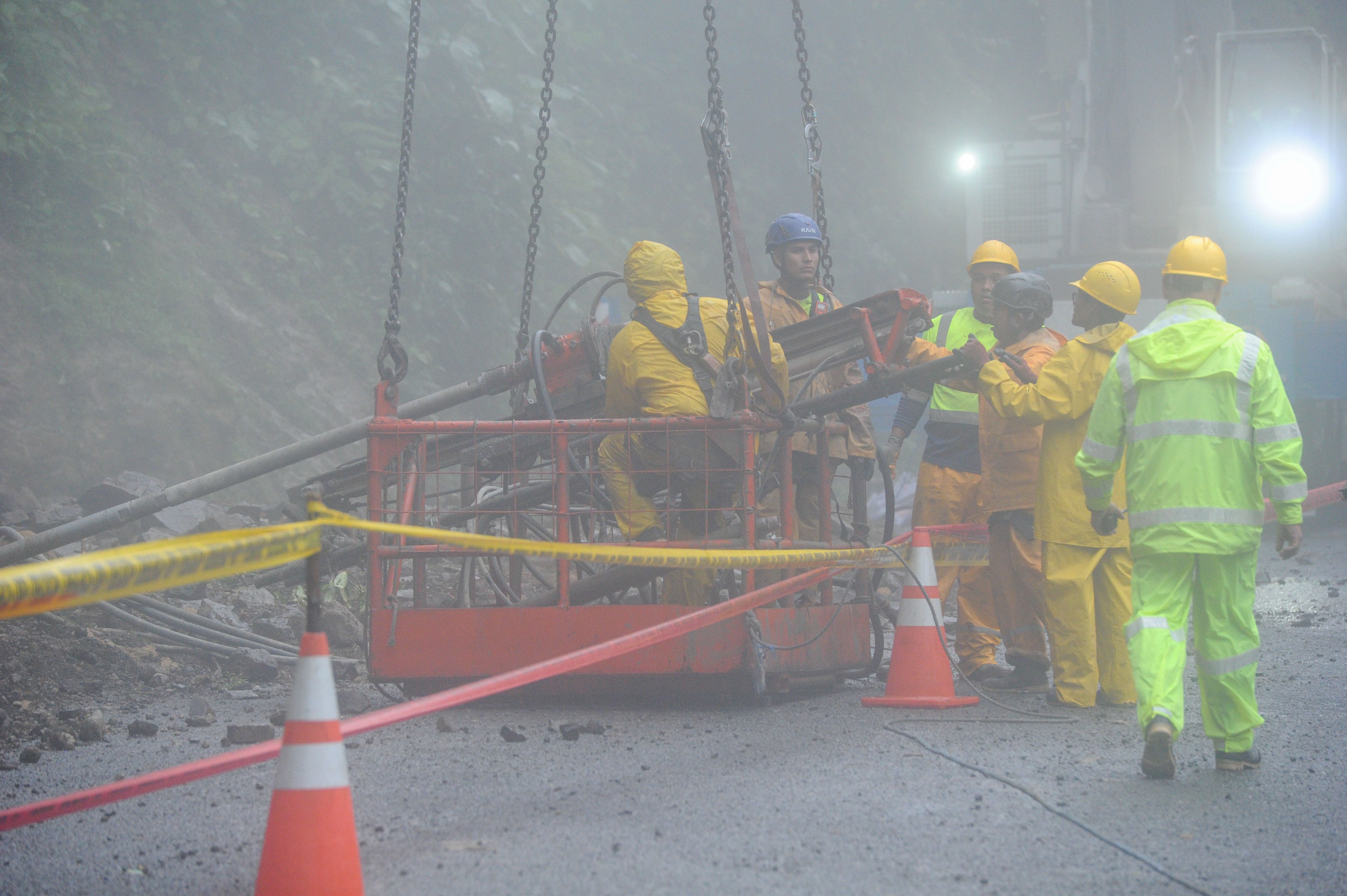 Zurquí ruta 31 voladura de enorme roca