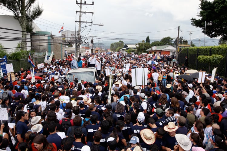Marcha para el quinquenio 2010-2015. En imagen, una multitud de personas se aglomeró el 17 de agosto de 2010 en los alrededores de Casa Presidencial, en Zapote.