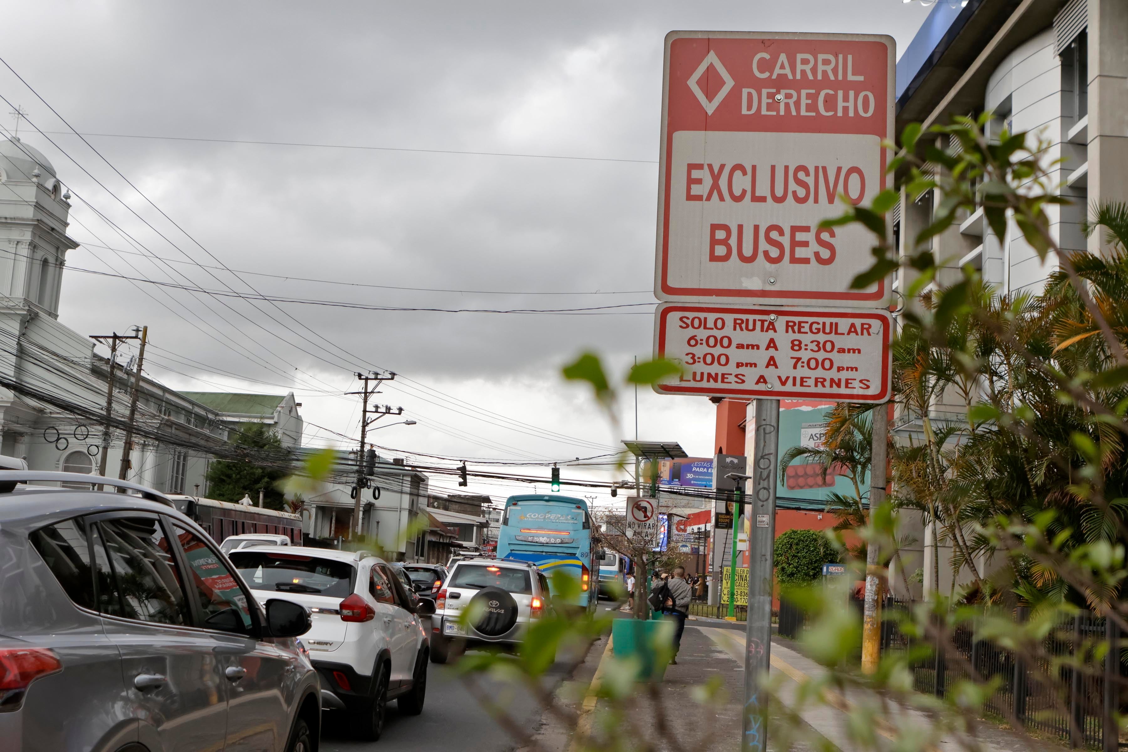 25/04/2024. San Pedro de Montes de Oca. Hora: 04:30 p.m.-06:30 p.m. Los autobuses de transporte público deben lidiar con los vehículos que utilizan el carril exclusivo para ellos en horas pico, en zonas como San Pedro de Montes de Oca. En la foto, tráfico cerca de la Fuente de la Hispanidad. Fotos: Mayela López