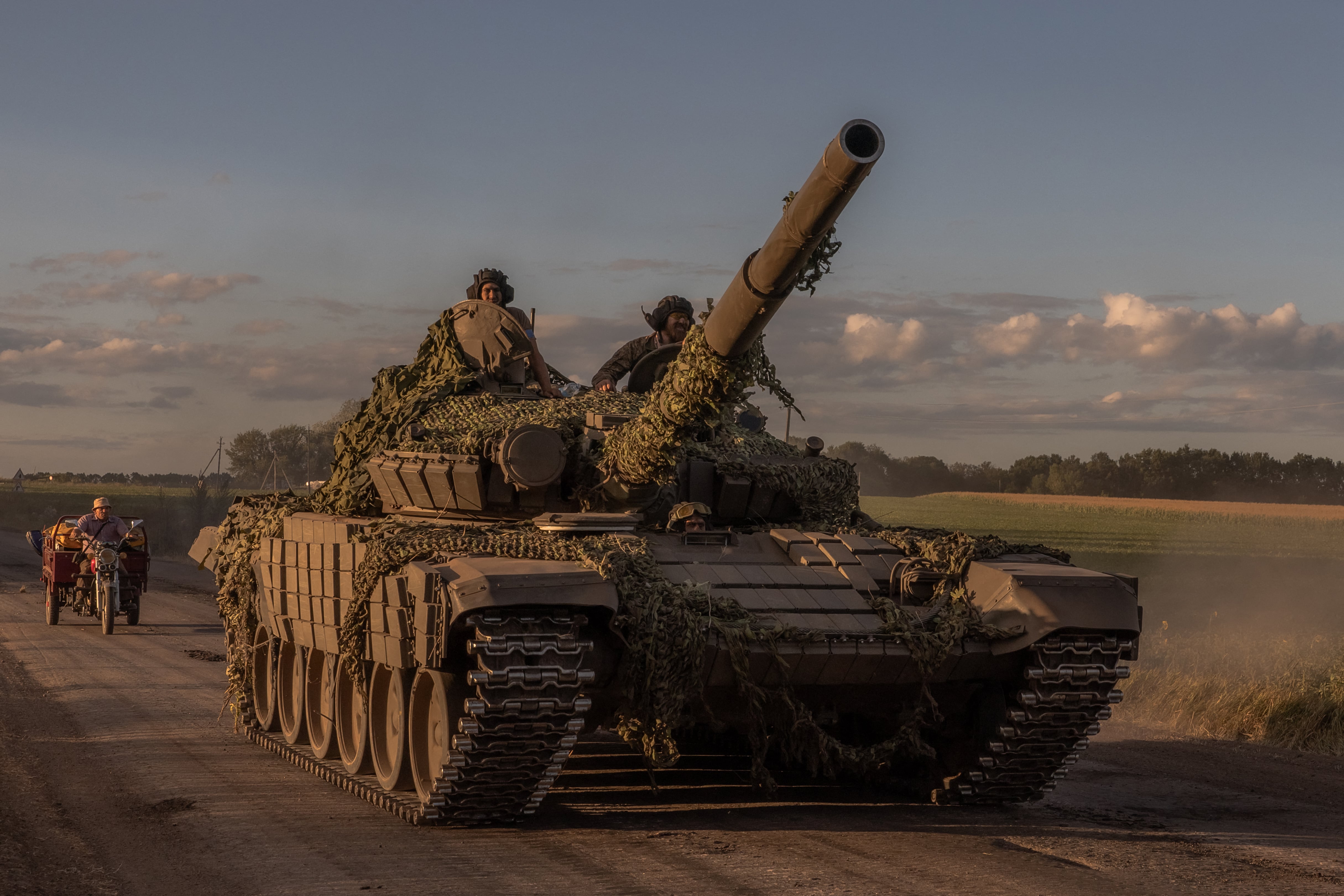 El 12 de agosto de 2024, militares ucranianos operan un tanque T-72 de fabricación soviética en la región de Sumy, cerca de la frontera con Rusia, en medio de la invasión rusa de Ucrania.