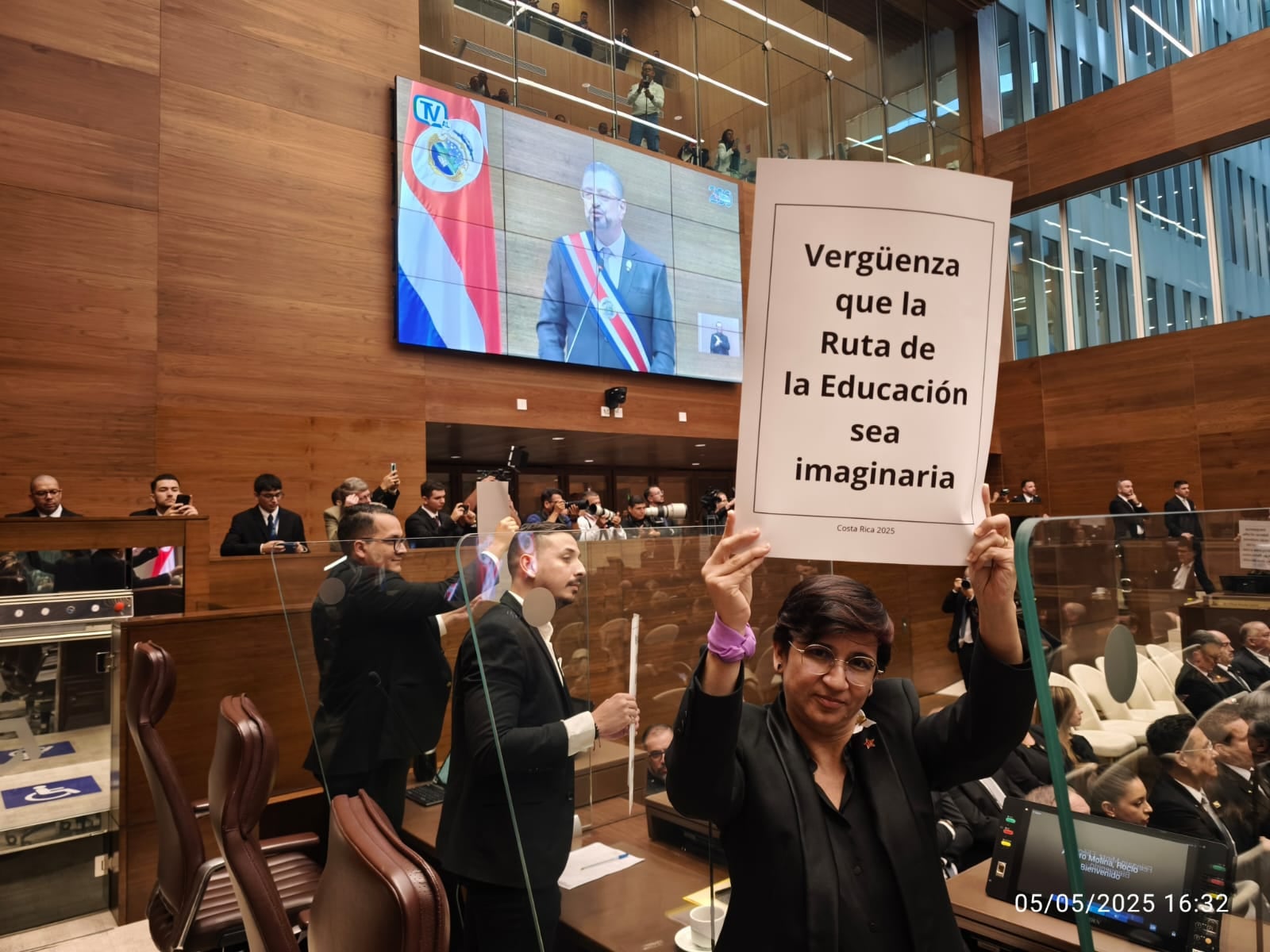 Mientras el presidente Chaves rinde el informe de labores, legisladores de oposición levantron carteles con mensajes de protesta.