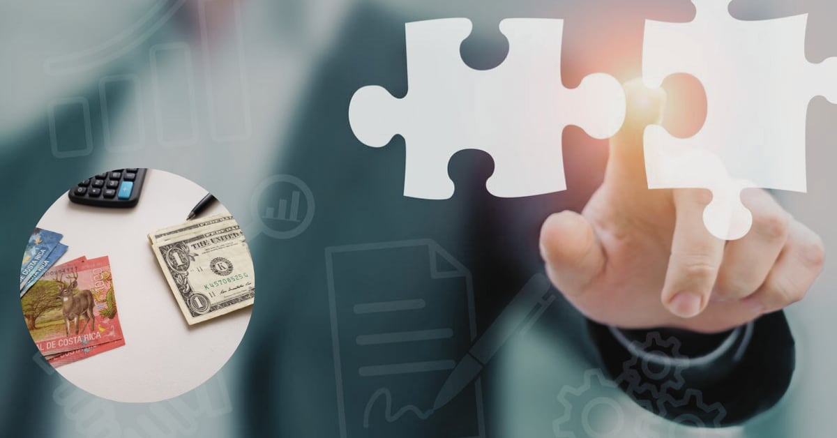 Representación conceptual de tipo de cambio colón dólar y estrategias salariales en multinacionales, con dinero en colones y dólares, calculadora y piezas de rompecabezas que simbolizan ajustes laborales.