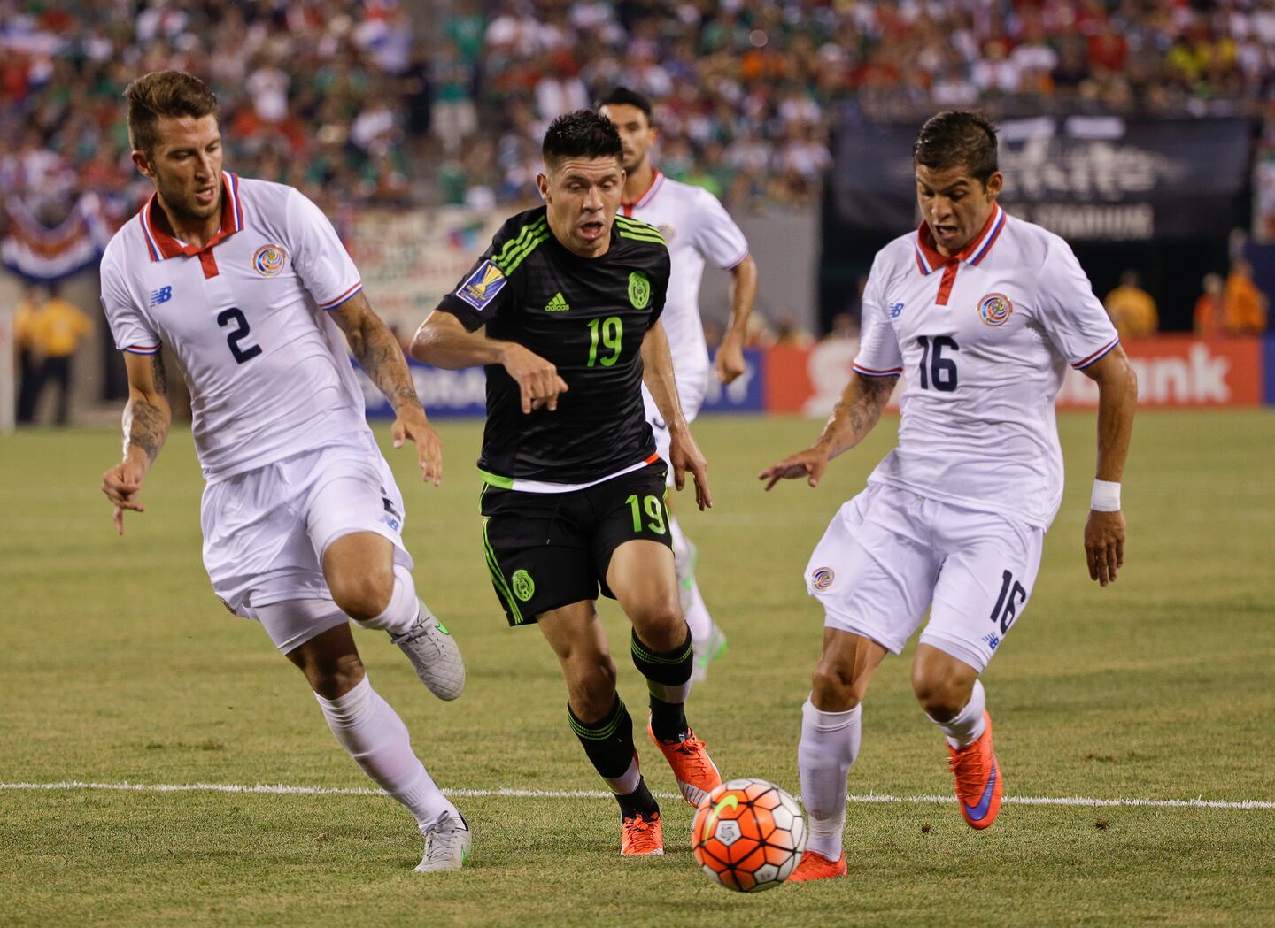 El atacante mexicano Oribe Peralta, quien fingió una falta de penal con la que ganó México, enfrentó a Cristhian Gamboa y Francisco Calvo.
