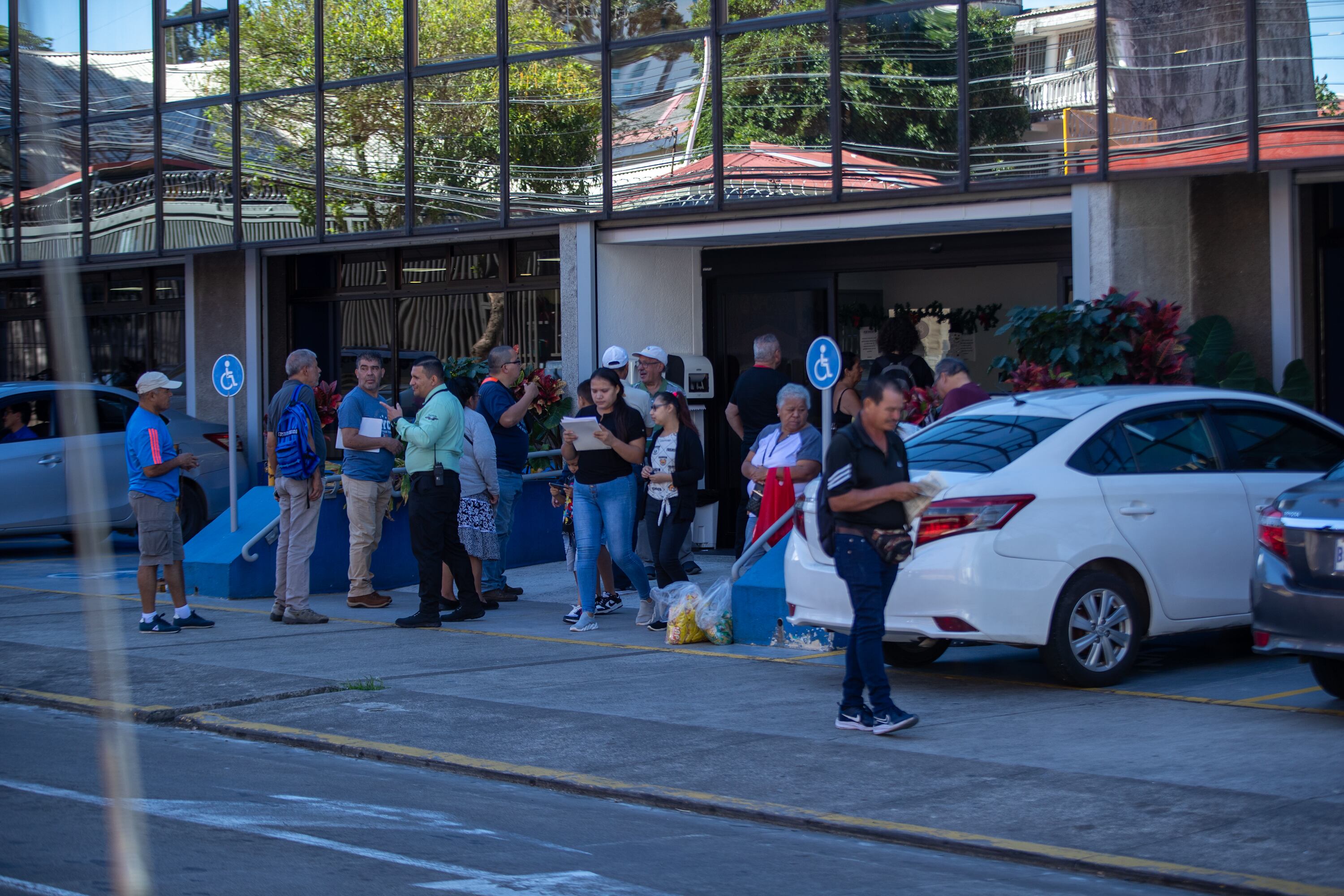 05/01/2024, San Jose, Gerencia de Pensiones IVM-RNC de la CCSS, fotografía de las filas que se hacen para realizar trámites relacionados con las pensiones.