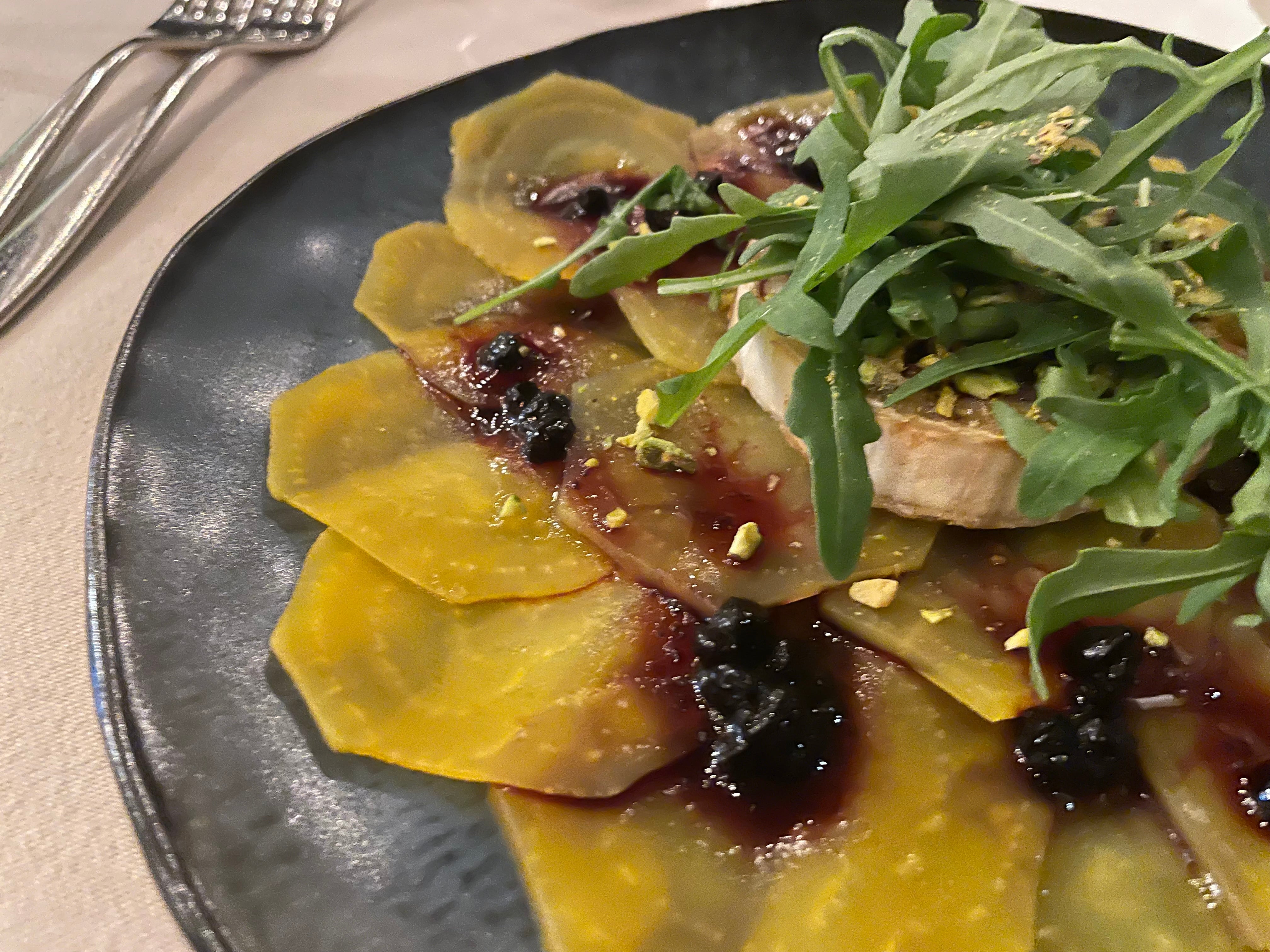 En Vilna, Lituania, se puede encontrar excelente cocina contemporánea con buenos productos europeos y locales, como esta ensalada con brie y remolacha.