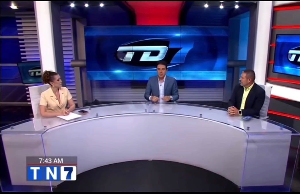 Melissa Alvarado y Rolando Fonseca prestaban mucha atención a lo que decía Juan Carlos Solano sobre Cartaginés, en Telenoticias.