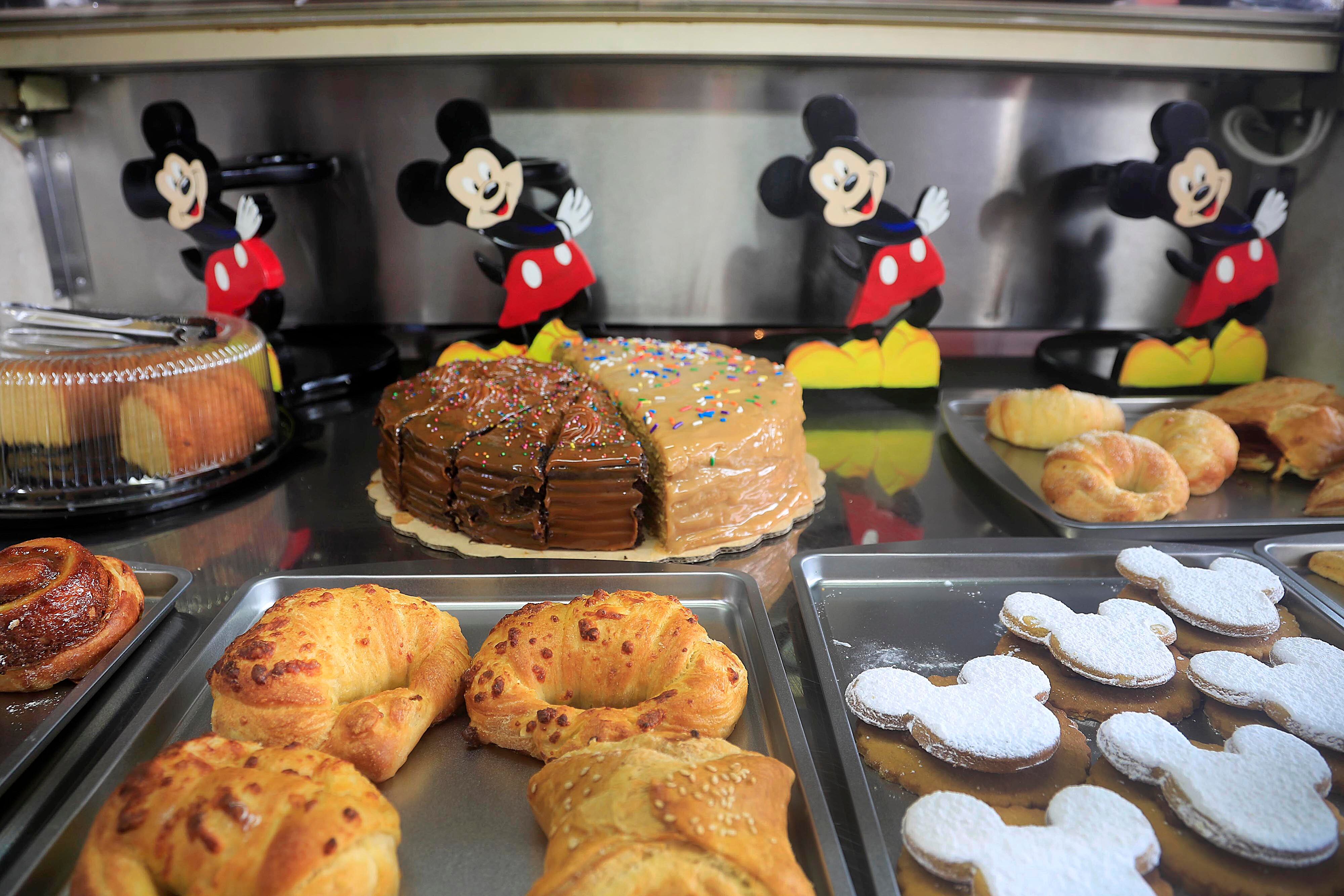 11/10/2023 Cartago. Frente a la esquina noreste de la Basílica de los Angeles abrió sus puertas, hace pocos días, una cafetería muy especial. Se trata de Mickey’s House Cafetería, inspirada en la icónica figura de Disney, donde no solo el ambiente sino la comida y buena atención, lo esperan todos los días hasta las 8:00 p.m.