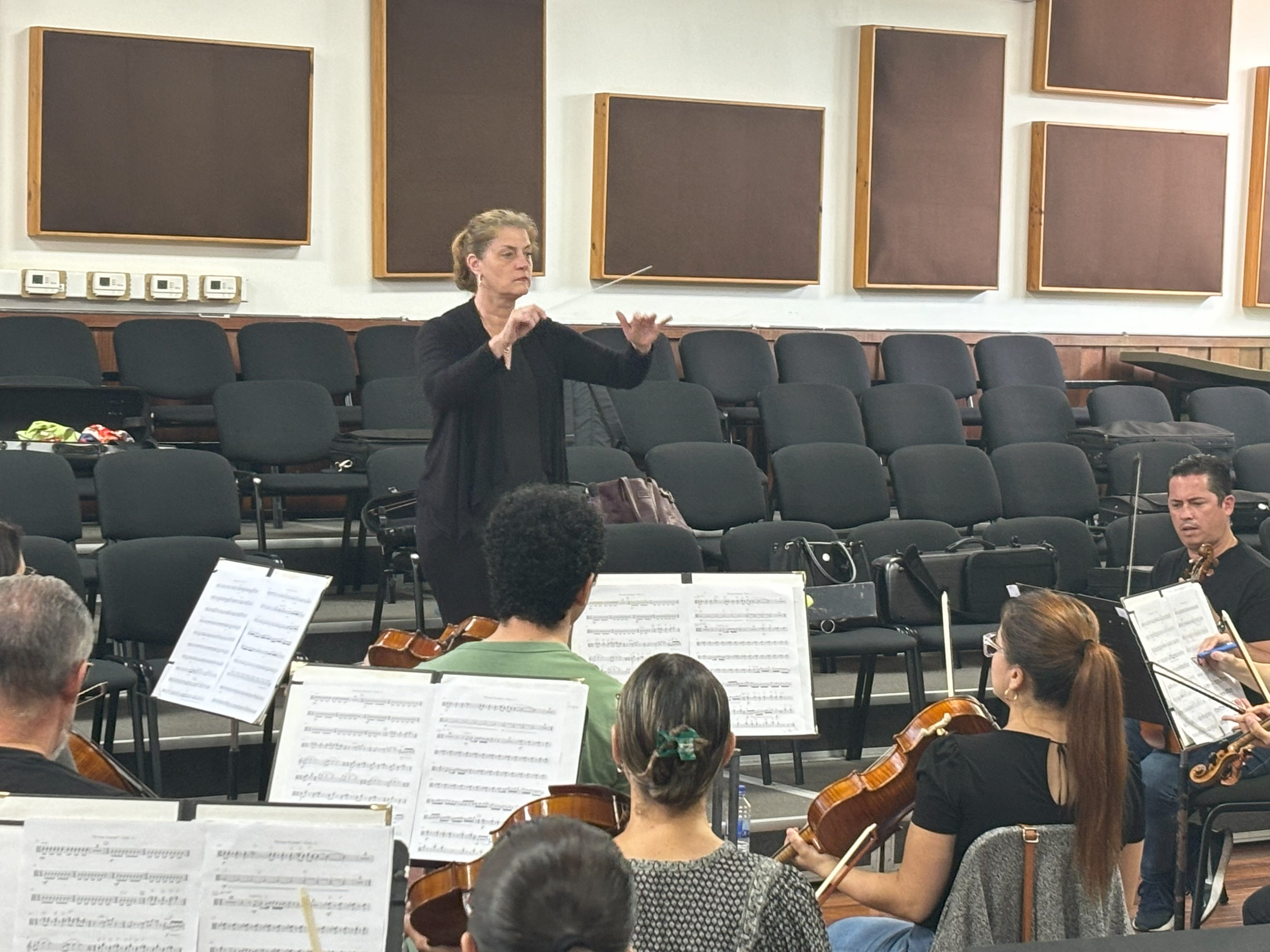 La estadounidense Sharon Lavery ensayó el lunes 30 de setiembre con la Orquesta Sinfónica Nacional.