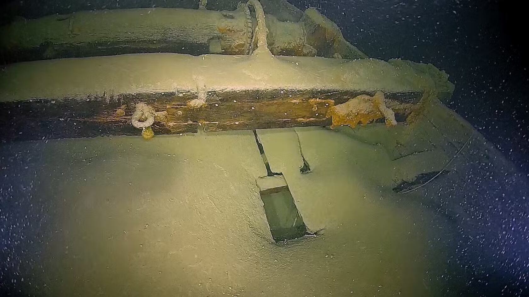La cubierta cubierta de sedimentos de un velero de carga de madera, completamente preservada en el fondo del lago de Constanza.