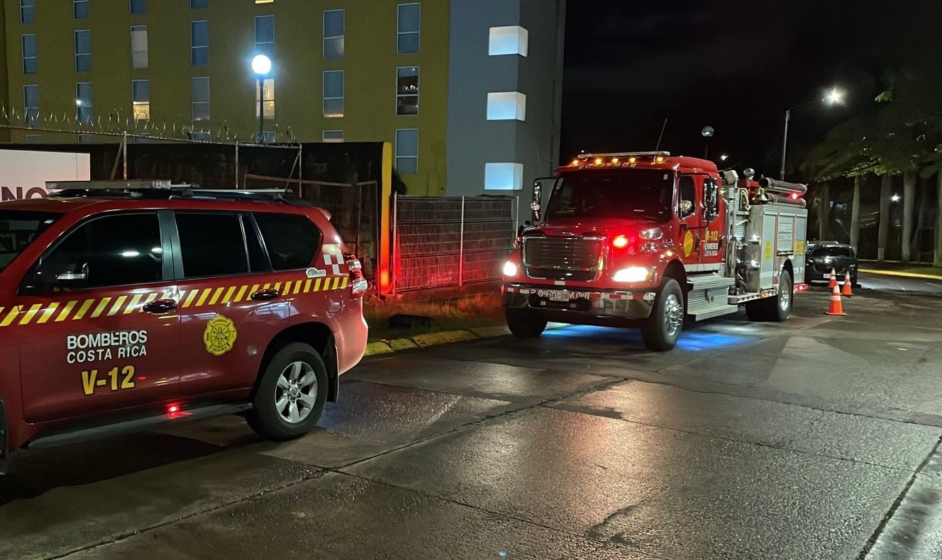 El Cuerpo de Bomberos atendió la emergencia en el hotel City Express by Marriott, en Heredia. Una mujer resultó fallecida tras hacer contacto con una sustancia altamente tóxica. Ocho personas y tres cruzrojistas resultaron afectados.