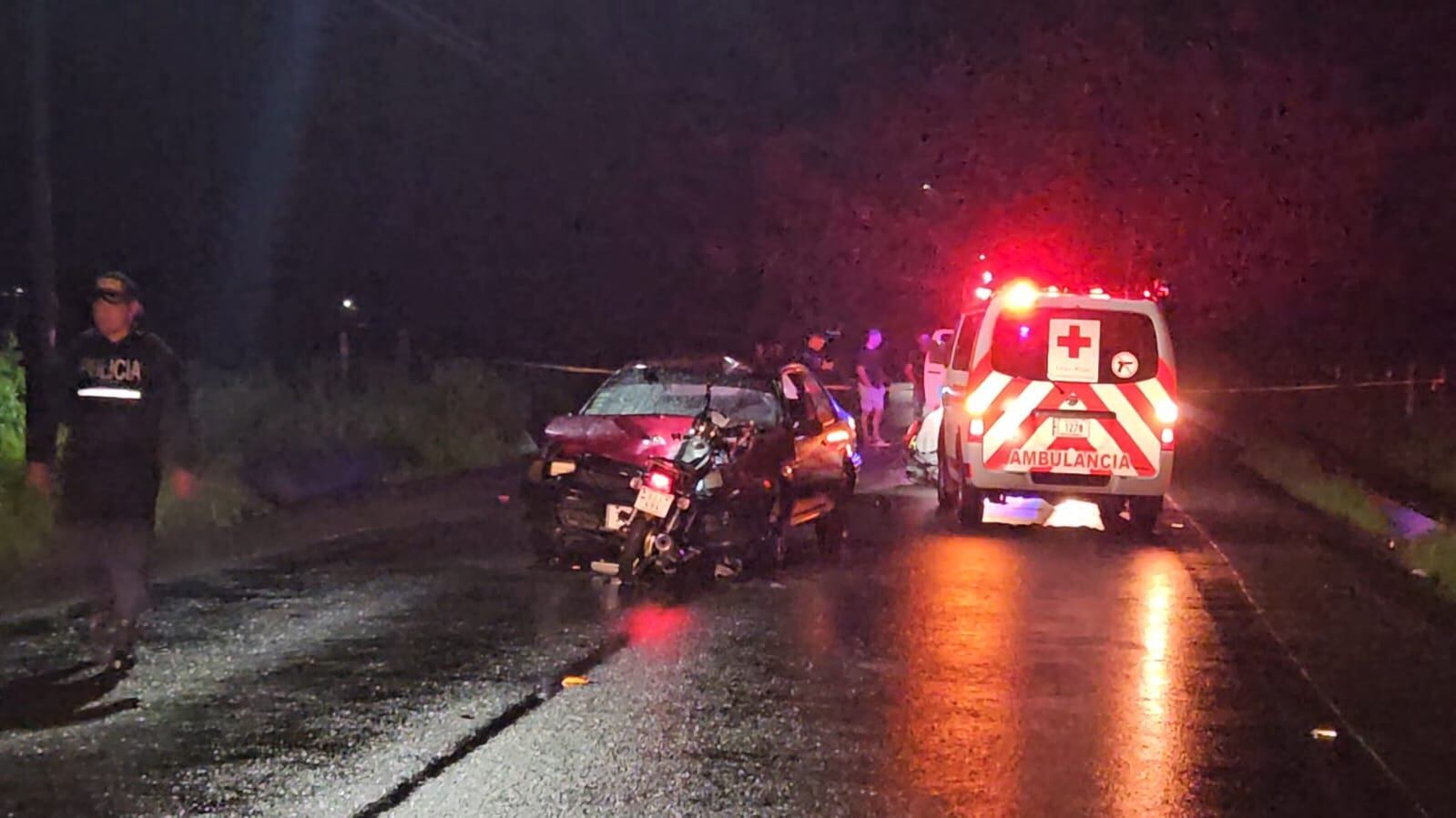 La motocicleta quedó incrustada en el vehículo liviano.