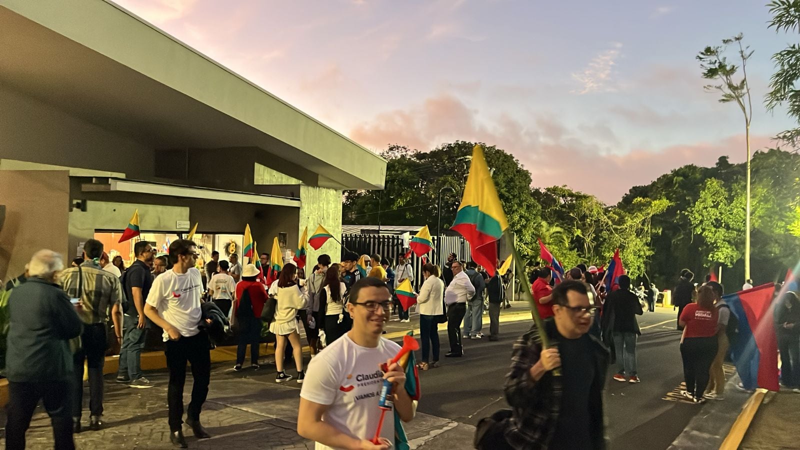 Con banderas y comparsa, simpatizantes se congregan en las afueras del aula magna, en la UCR.