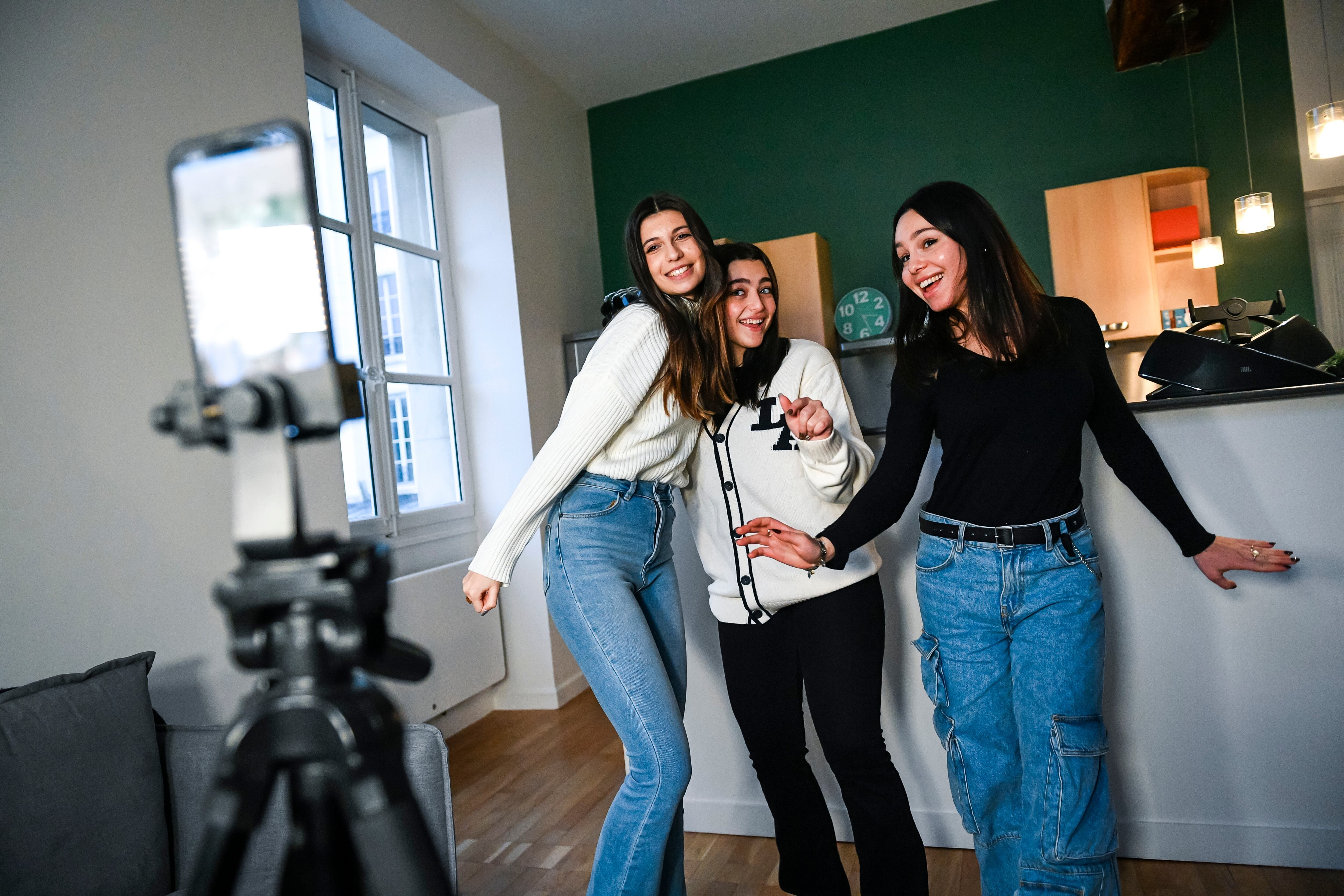 Jóvenes en busca de fama, gloria, notoriedad, popularidad, influencers, redes sociales