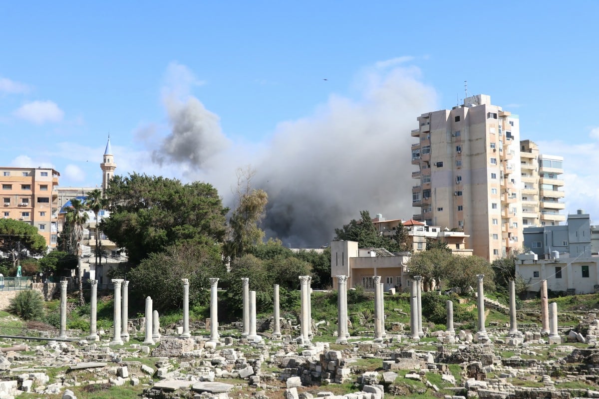 Explosión en las afueras de Tiro, la quinta ciudad más grande de Líbano, bajo asedio israelí en su campaña contra Hezbolá.