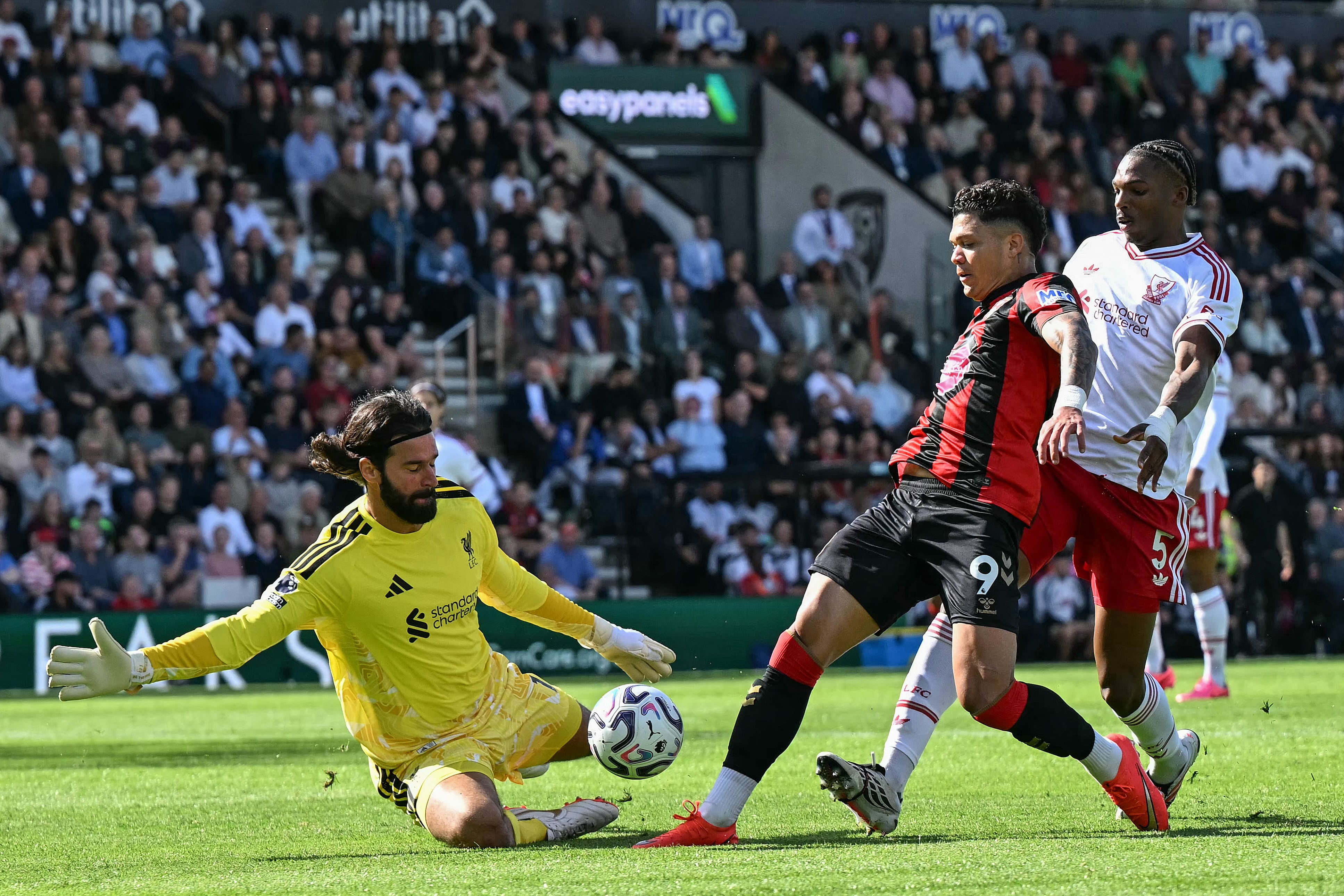 El delantero brasileño del Bournemouth Evanilson trata de superar al guardameta del Liverpool, Alisson Becker, en la última fecha de la Premier League antes de la pausa por la Fecha FIFA, el pasado 20 de setiembre.