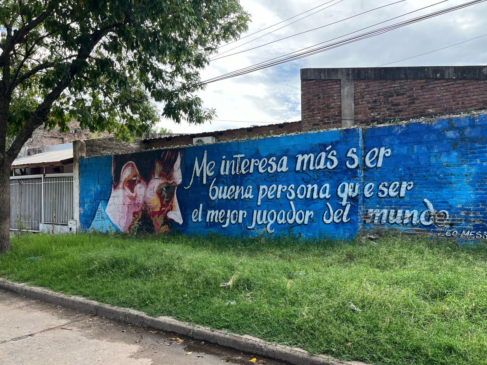 Los murales de Lionel Messi abundan por todo el barrio La Bajada.
