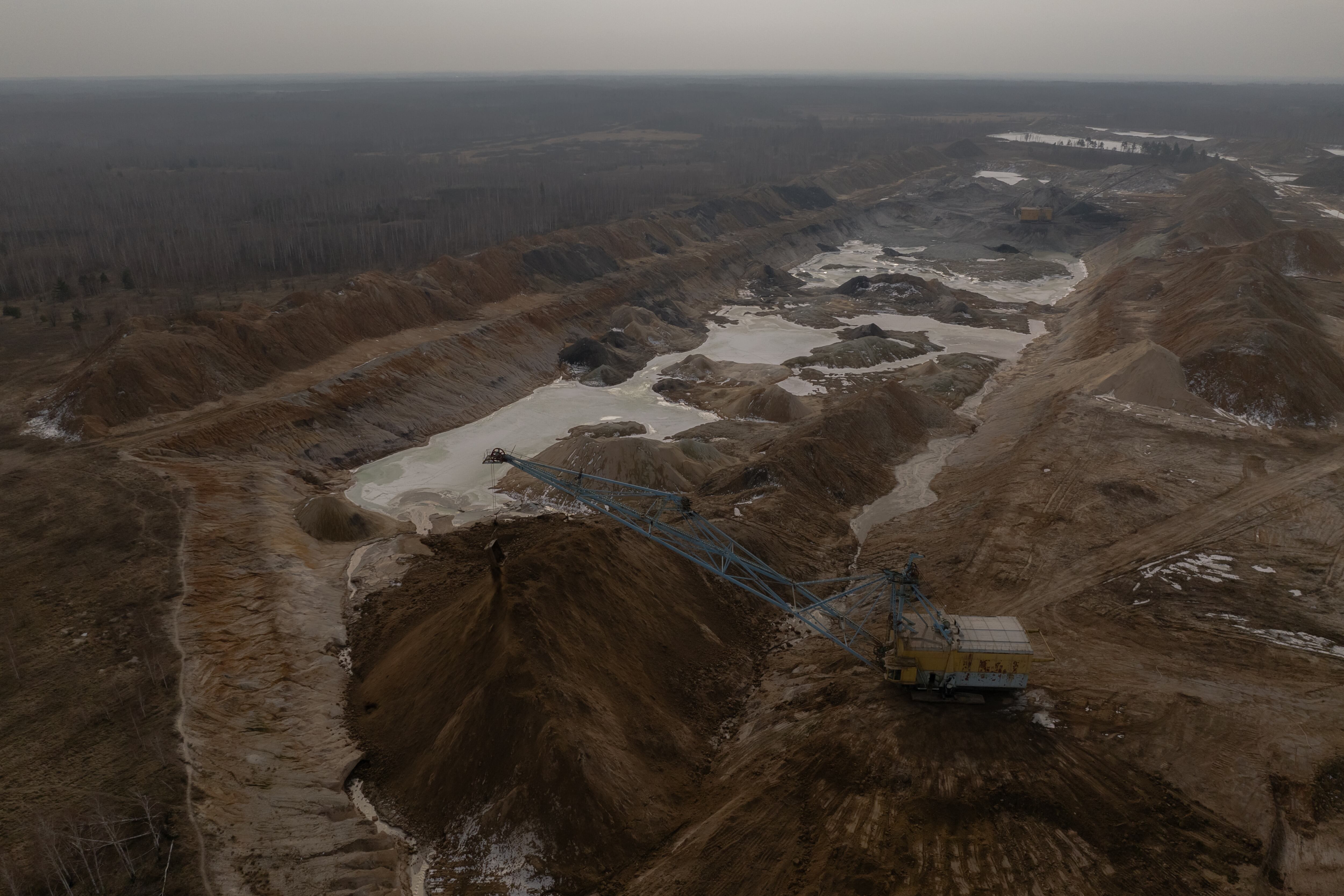 Vista aérea muestra una excavadora de arrastre operando en una mina de titanio a cielo abierto en la región de Zhitomir, en febrero anterior. Fotografía: