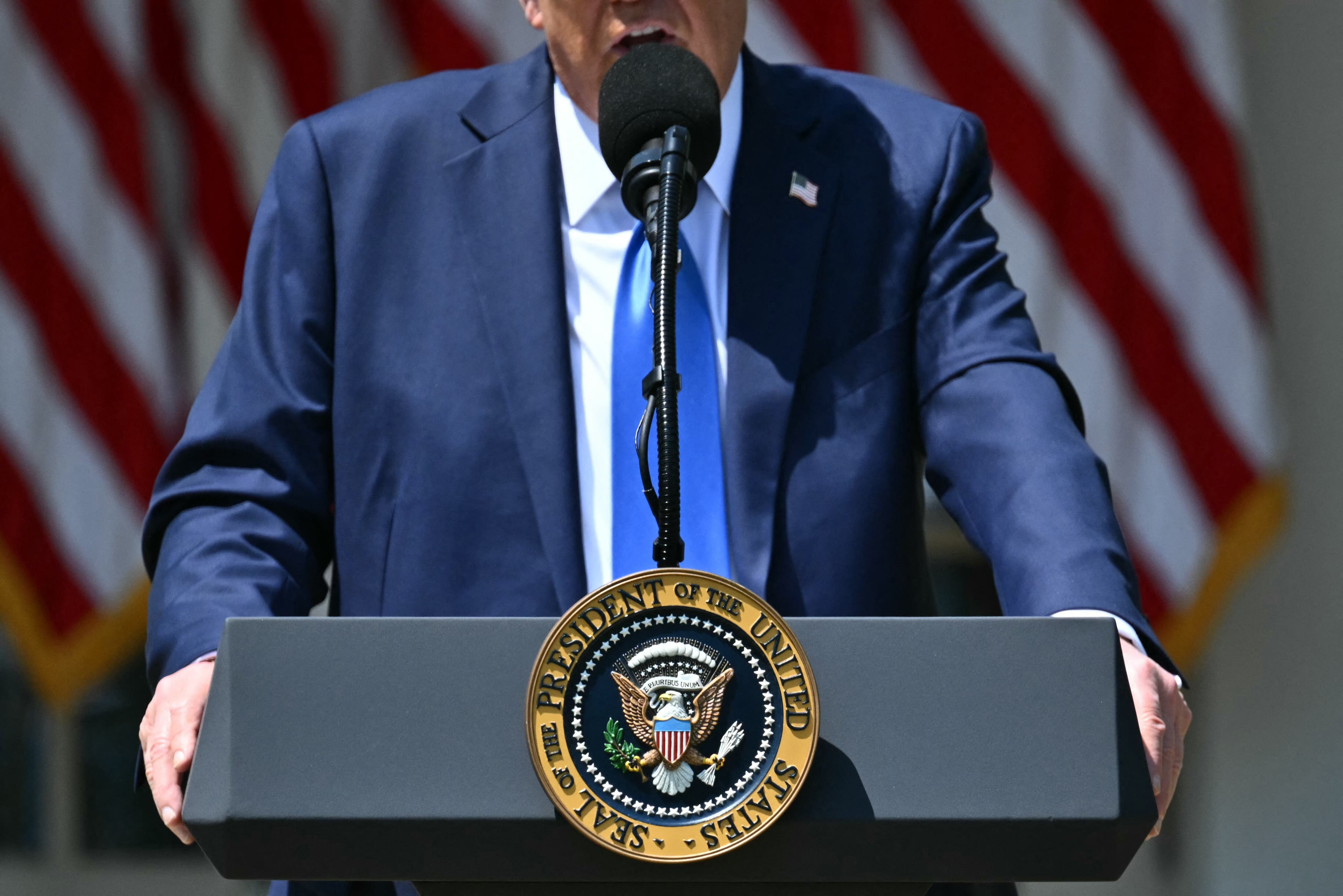 El presidente de Estados Unidos, Donald Trump, habla durante un evento del Día Nacional de Oración en el Jardín de Rosas de la Casa Blanca en Washington, DC, el 1 de mayo de 2025.