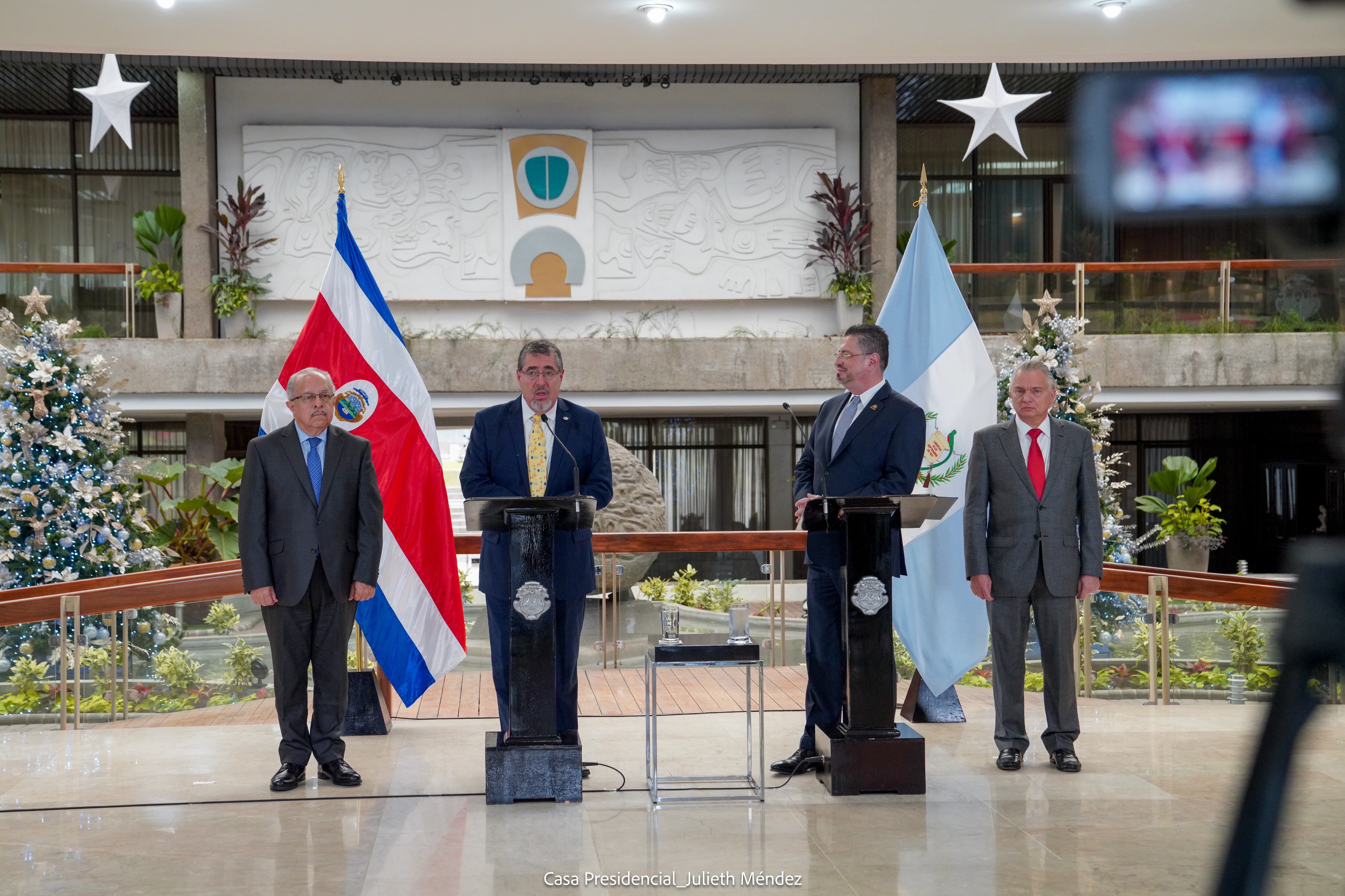 El presidente Rodrigo Chaves, recibió al mandatario electo de Guatemala, Bernardo Arévalo, en Casa Presidencial, para una breve reunión bilateral. Foto Julieth Méndez/Presidencia