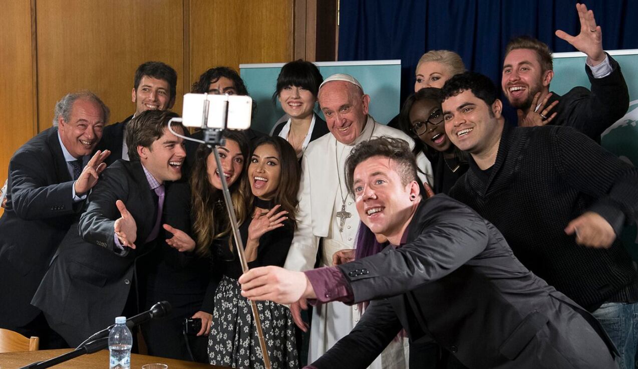 Papa Francisco con youtubers.