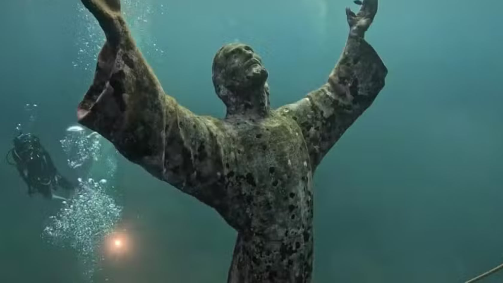 Una estatua de bronce de Jesucristo permanece bajo el mar en Italia, donde recibe limpieza anual y atrae a buzos de todo el mundo.